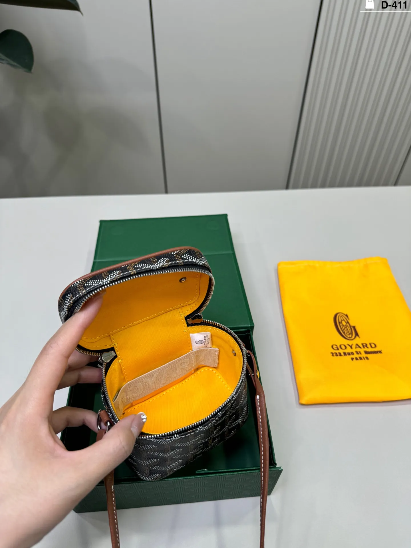 💰p160 D-411尺寸12×7折叠盒 Goyard戈雅 Muse Nano 盒子包 迷你尺寸,日常出街超方便。可拆卸肩带,手提,斜挎都OK,灵活百搭!Nano系列小巧轻盈,亮色设计点亮穿搭,秋冬深色系也能轻松驾驭,实用又时髦,是Goyard热门单品之一