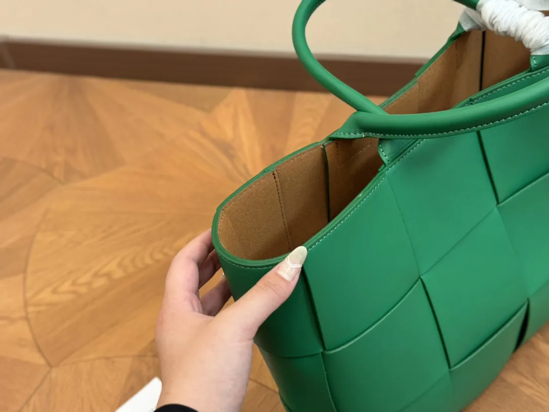 &yen;145 size：37.18cm bv 编织购物袋 它是这一季中性价比➕实用性最棒的一只包包！ 内置拉链小包！ 容量非常OK