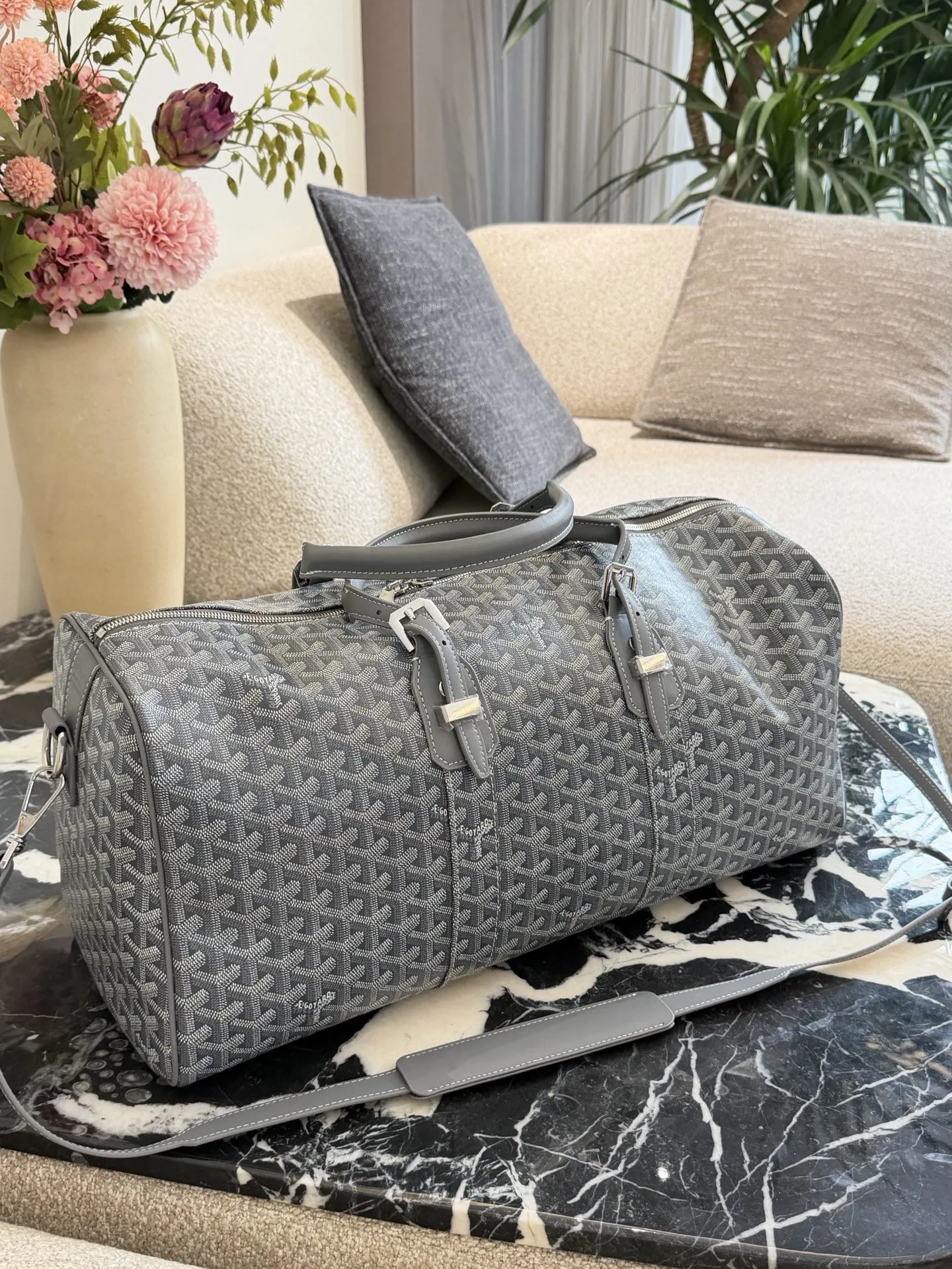 p310 顶级原单 全钢锁头 Goyard Boston 50灰色旅行袋 Goyard Boston 50灰色旅行袋,经典老花帆布+低调简约又奢华十。50cm黄金尺寸,容量适中,短途旅行或健:身都很OK!双手柄设计,支持手提/斜挎,肩带可选帆布或皮革,背起来超方便~内部空间合理,衣物、电 子设备轻松收纳,实用又时髦,出行必备!
