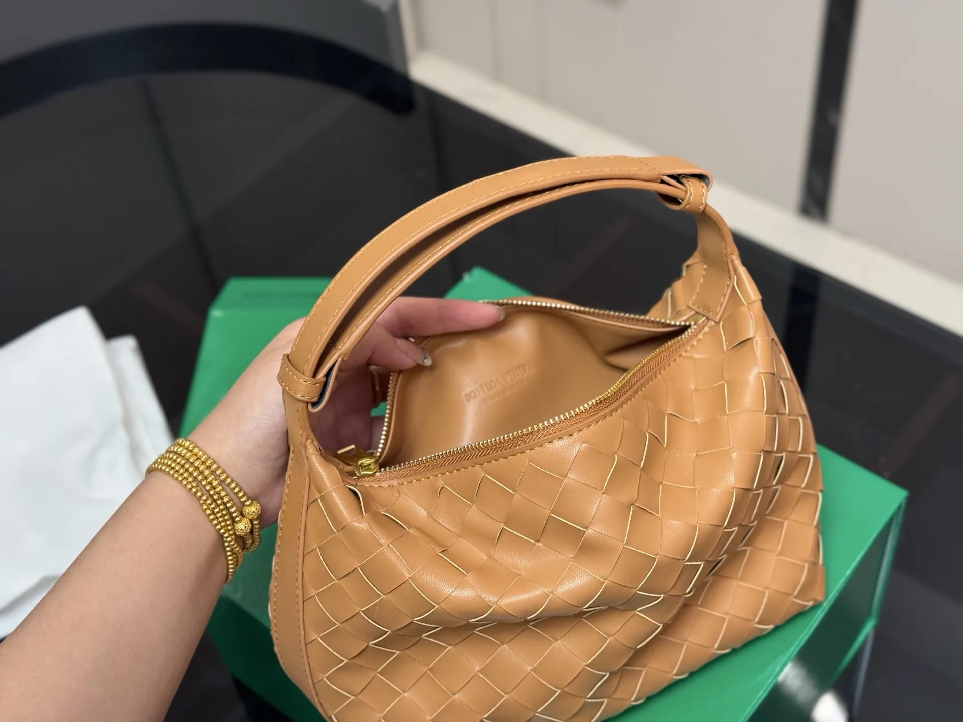 ¥155 配盒 size:20*14cm bv 的便当包 也太可爱了趴.... 将BV爆款便当包再度升级, 这款设计真的是又A又温柔, 轻盈超舒服 牛皮品质