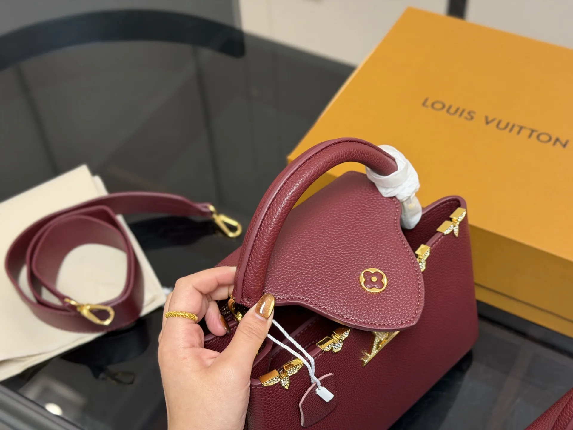 &yen;165 &yen;175 配折叠盒 size 21.15cm 27.18cm Lv Capucines手袋 全粒纹Taurillon牛皮裁制 感觉低调 但有奢华质感 ！！