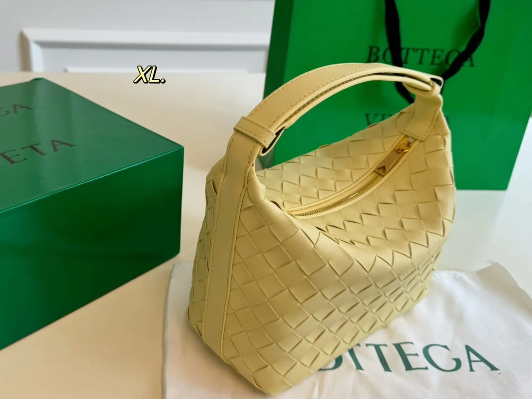 P150(配盒) Bottega Veneta BV新款饭盒包 💕 size:20×15 线条简洁,包身柔软 采用编织设计很有辨识度!!! 百搭好看不过时~
