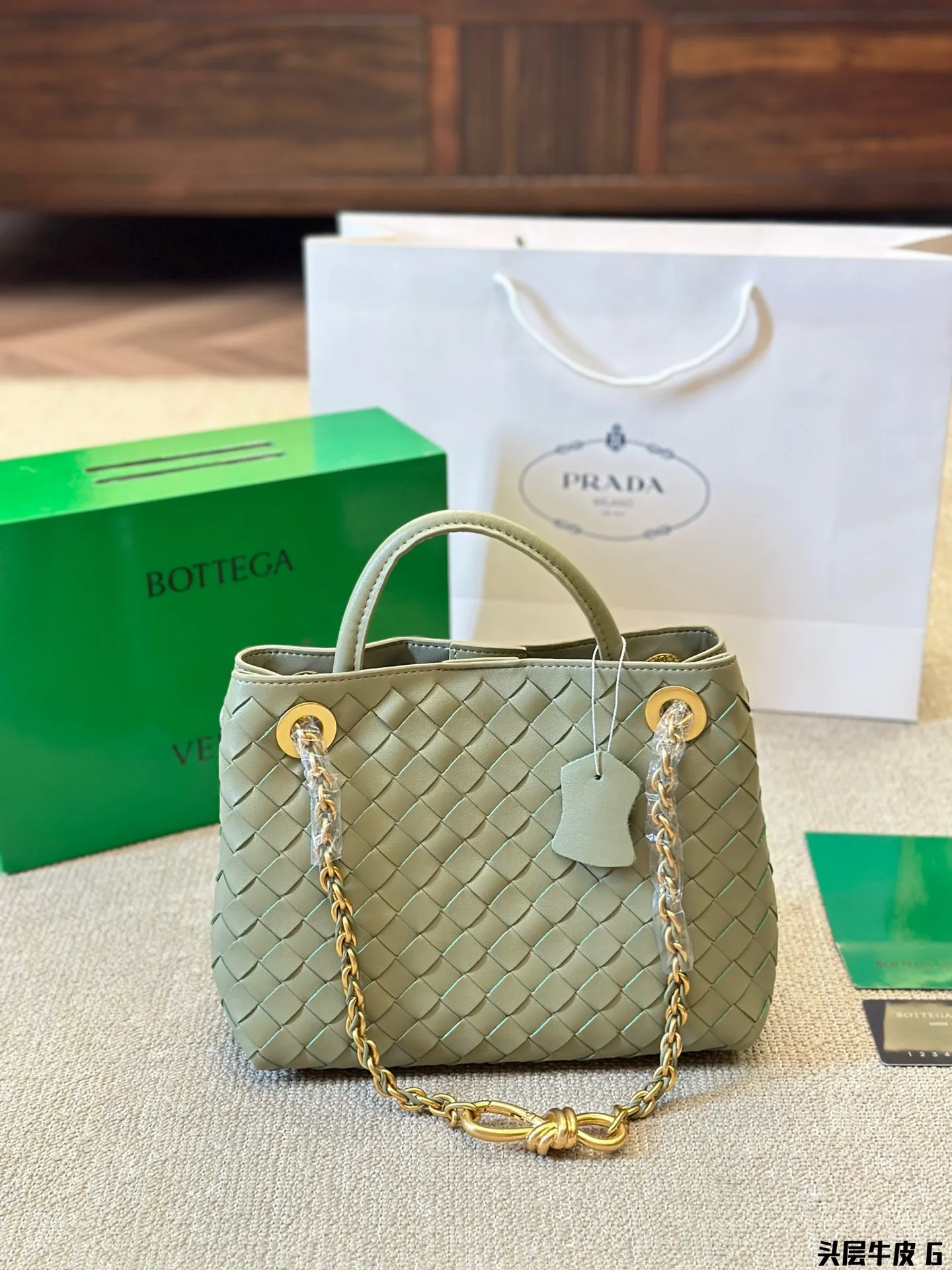 头层牛皮 p250 Bottega veneta Bv高级 Cassette手袋 编织托特包 新款,简洁的线条,柔软的包身,并且相当实用,街头巷尾它的身影无处不在,牛皮🐂 也成为经典款IT bag之一 万众追,这款包一出就风靡全球 流行,如今粉丝群依然很强大,因为它实在太衬托气质了,包再多也要给自己留一个!尺寸:28 22cm