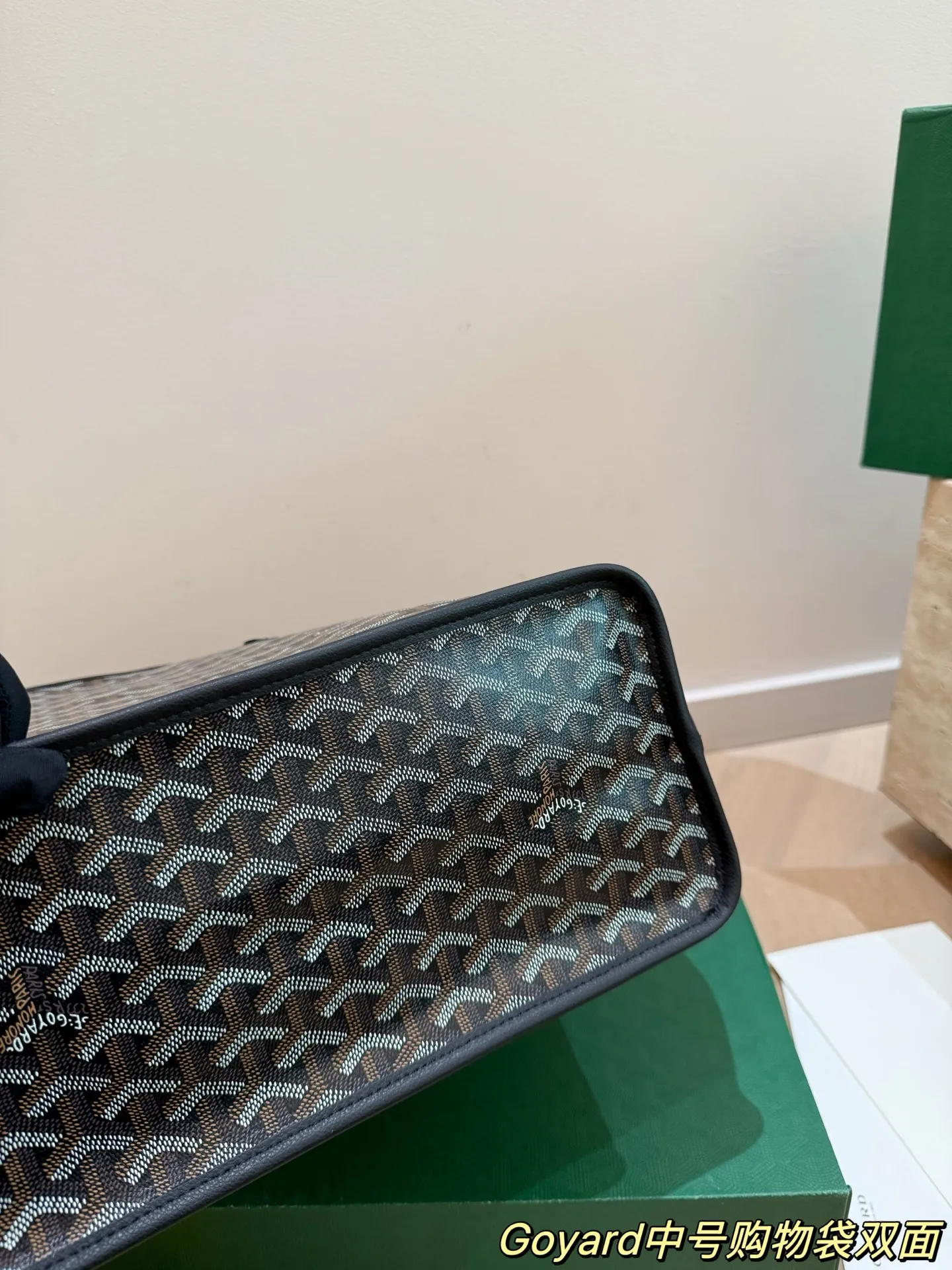 Goyard双面托特包P165 国法国奢侈品牌Goyard的双面托特包，采用经典Y字帆布+黑色皮革饰边，简约又超有辨识度+。双面设计，随心切换风格，附带小卡包超实用!尺寸适中，通勤、短途出行都很OK。限定款彩绘位置和颜色都是随机的，收藏价值满分。帆布材质轻便耐用，但记得别用普通内胆包，可能会刮伤内衬哦! 47&times;27&times;16配盒子