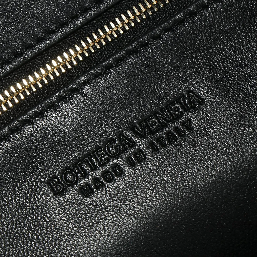 💰1100 BV新出的Hop大号好特别!! BottegaVeneta回归经典的力作~ Hop灵感來源于我们两款隽永的手袋 Sloane和 Veneta 包身和提手由一整张皮革制作而成 真正代表了工艺与创意!!! 上身秒变时髦精!谁还没有入手！ 尺寸：54&times;24&times;13 款号：80860