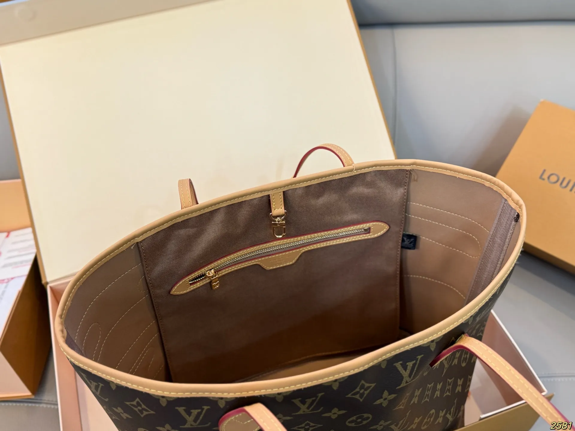 ¥190飞机盒 LV&NIGO联名系列 LV新款购物袋 neverfull超级酷太爱啦 购物袋届的天花板 被它的颜值惊艳到啦 简约大气 时髦感十足 尺寸32 28