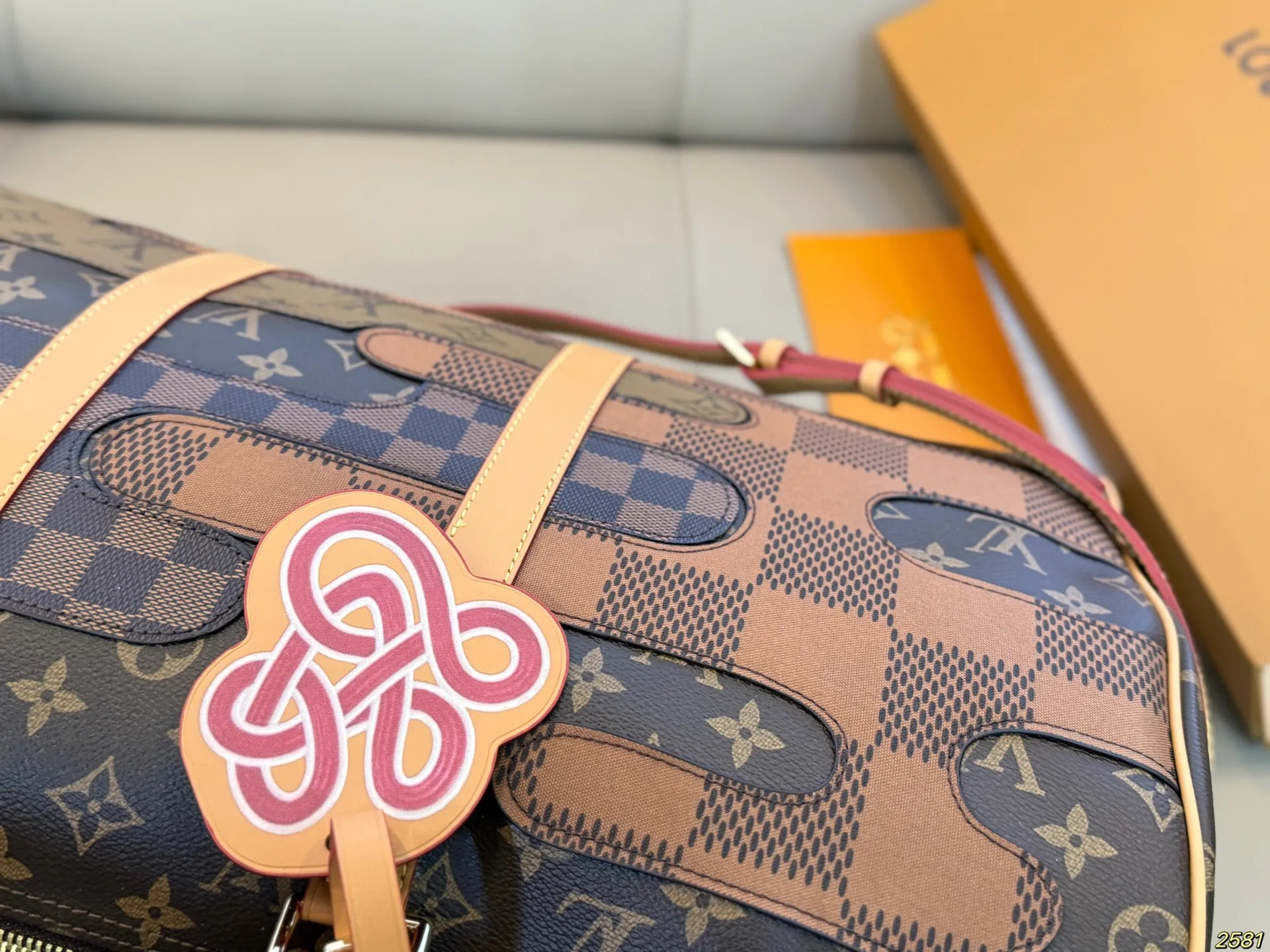 &yen;205 LV&NIGO联名系列 LVKeepall 新款旅行袋大容量 度假旅行必备 时尚达人必备单品之一 实物绝对惊艳到你 尺寸50 29