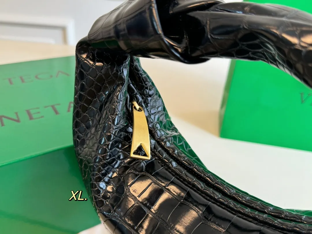 P115（配盒） Bottega Veneta BV新款jodie手提袋💕 size:25&times;16 包身轻，容量超🉑 百搭好看不过时~ 实物上身效果超绝！！！！