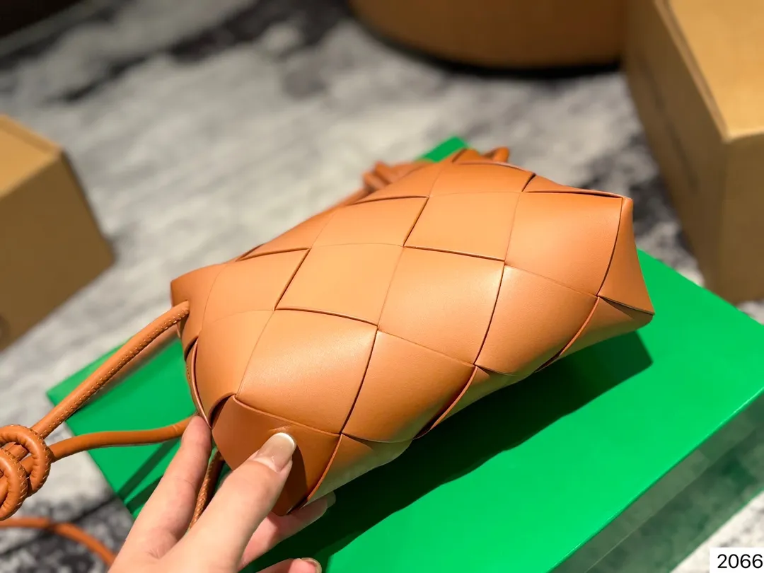 P135 配盒子 Bv 新款 编织 方包 也太可爱了趴....将BV爆款 全新再度升级，这款设计真的是又A又温柔，轻盈超舒服尺寸：14 14