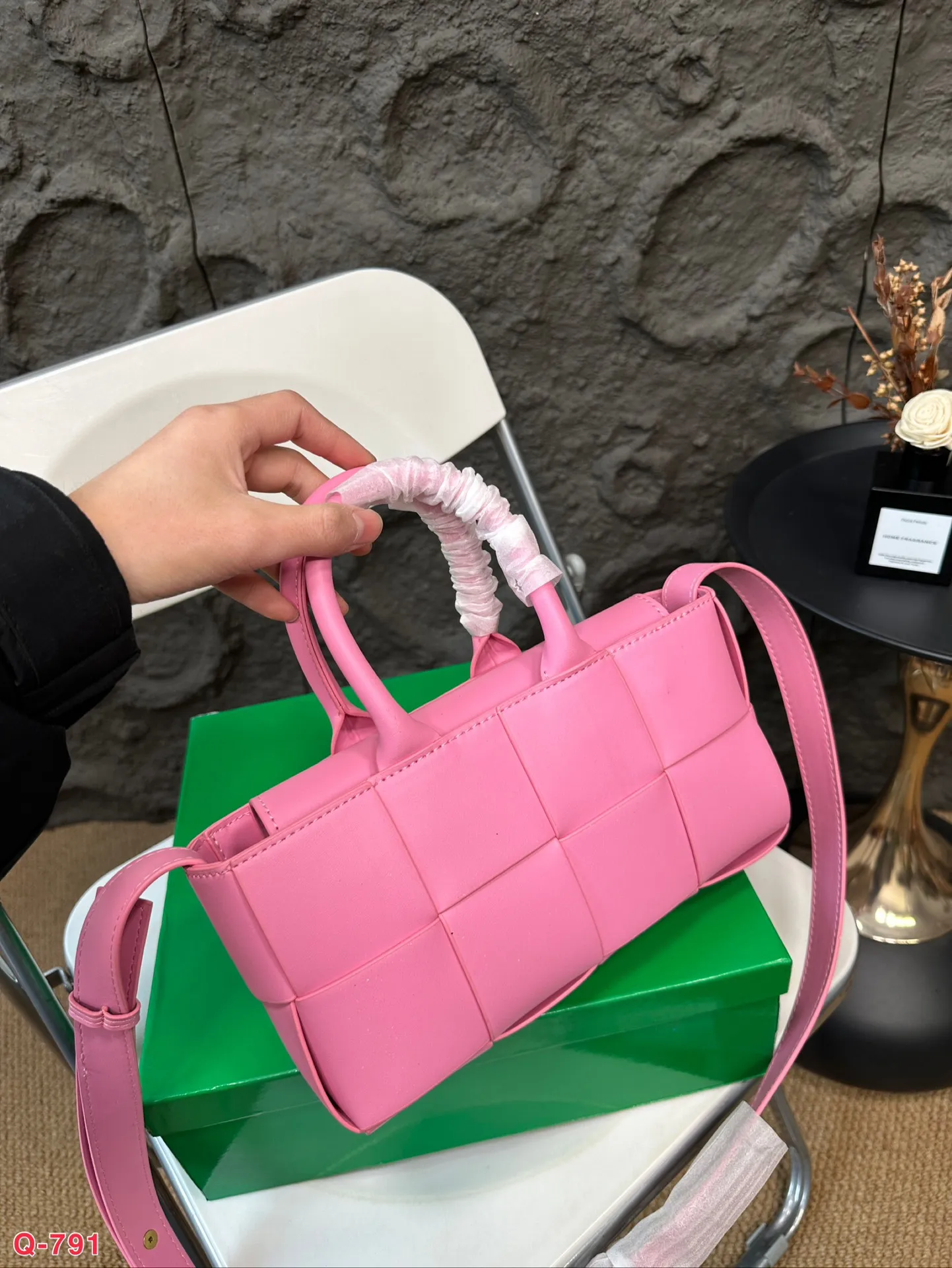 💰140 配礼盒 BV编织购物袋新款托特手袋 Bottega Veneta 春夏新款购物袋。实物非常美，很飒！ 自重非常非常轻！！通勤完全无压力！！ 总之一切刚刚好！ 尺寸25.13cm