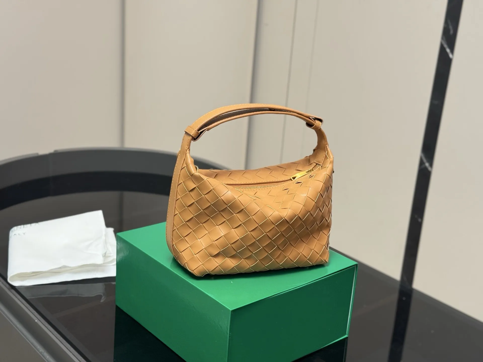 ¥155 配盒 size:20*14cm bv 的便当包 也太可爱了趴.... 将BV爆款便当包再度升级, 这款设计真的是又A又温柔, 轻盈超舒服 牛皮品质