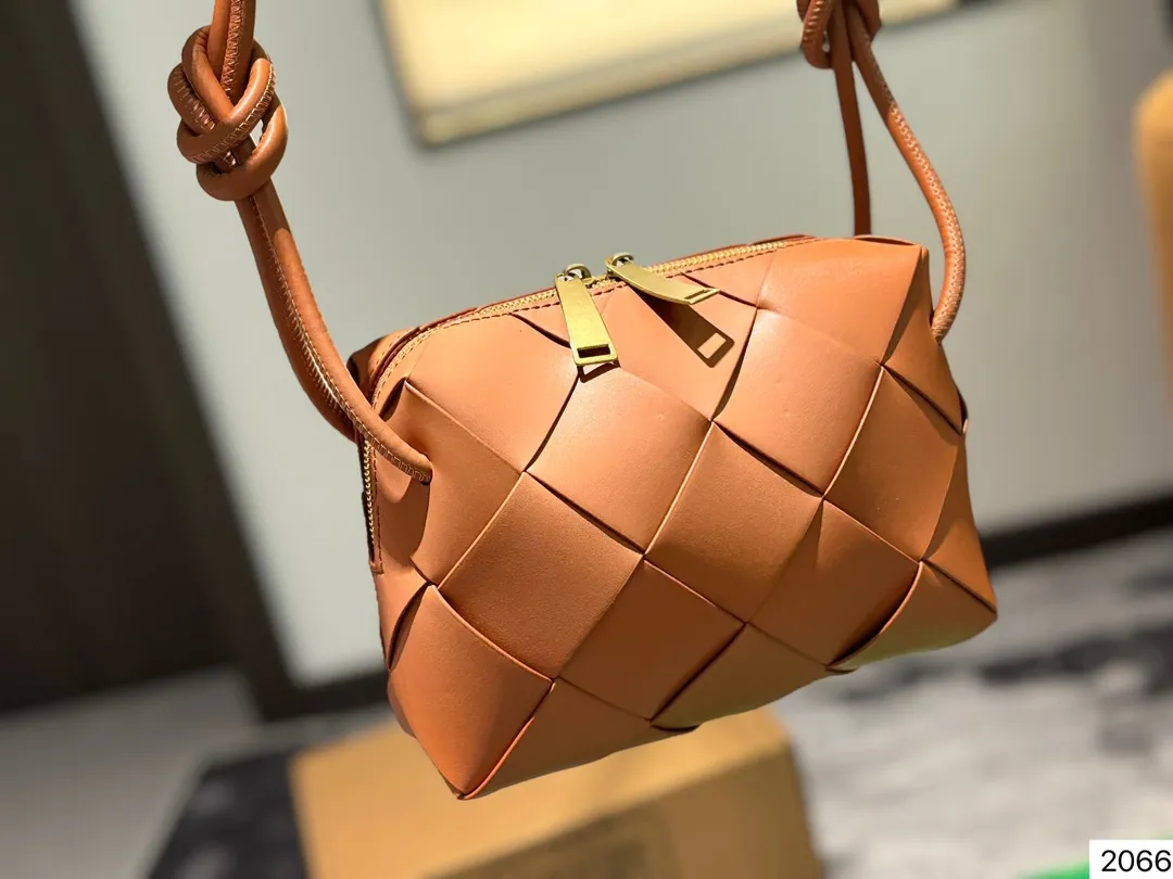 P135 配盒子 Bv 新款 编织 方包 也太可爱了趴....将BV爆款 全新再度升级,这款设计真的是又A又温柔,轻盈超舒服尺寸:14 14