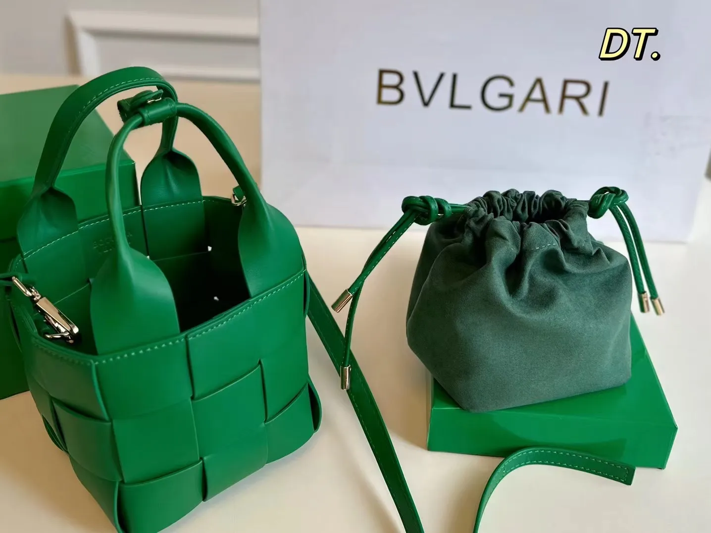 P140（配盒） Bottega Veneta BV新款手提包 💕 size:13&times;13 线条简洁，包身柔软 采用编织设计很有辨识度！！！ 配有肩带，🉑手提可单肩，百搭好看不过时~