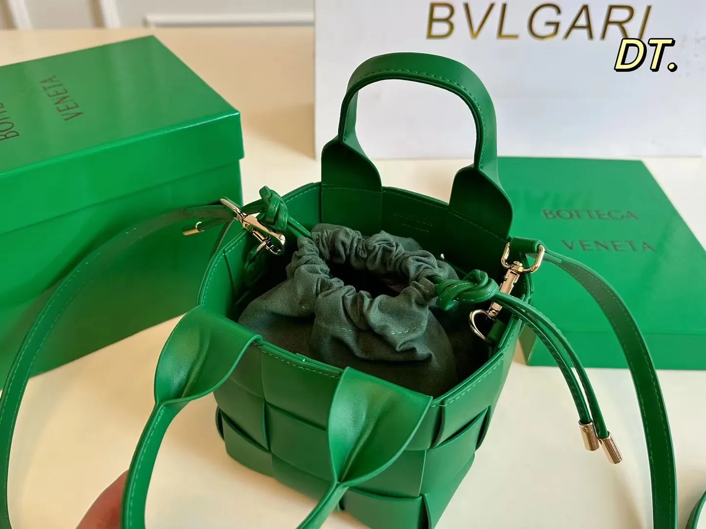 P140(配盒) Bottega Veneta BV新款手提包 💕 size:13×13 线条简洁,包身柔软 采用编织设计很有辨识度!!! 配有肩带,🉑手提可单肩,百搭好看不过时~