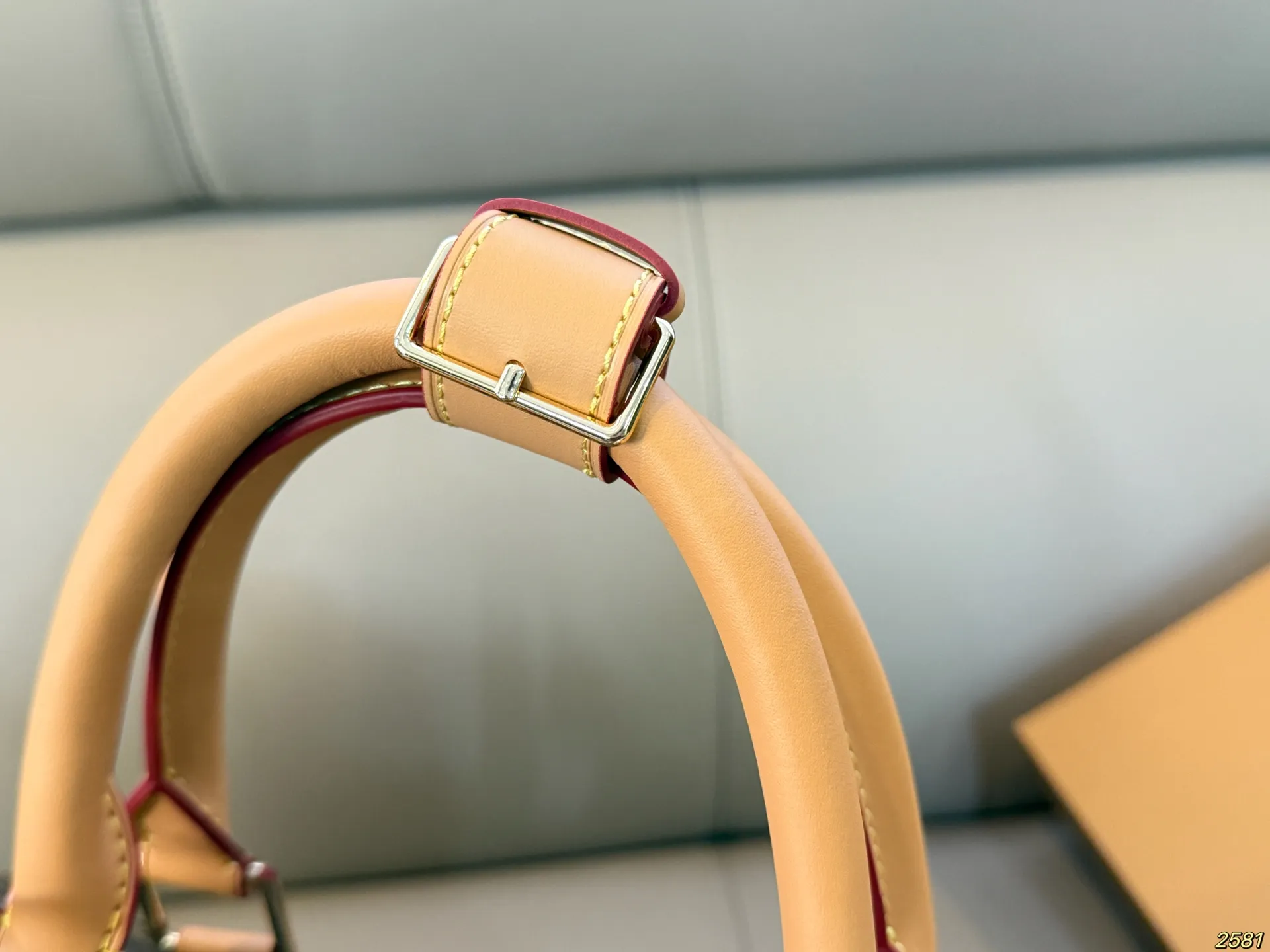 &yen;205 LV&NIGO联名系列 LVKeepall 新款旅行袋大容量 度假旅行必备 时尚达人必备单品之一 实物绝对惊艳到你 尺寸50 29