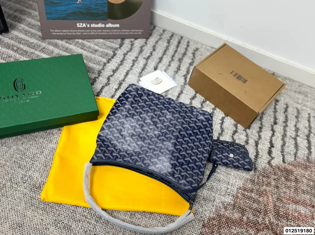 P130配礼盒⚠️尺寸31.30 戈雅腋下托特包 最火爆的狗牙购物袋 打工人的完美通勤包就是它 简直不要太好用!! 容量大 自重超级无敌轻 包型挺拔不容易塌 耐造同时也很低调 简直就是打工人完美的通勤包包 不管是出差还是见客户都超级合适