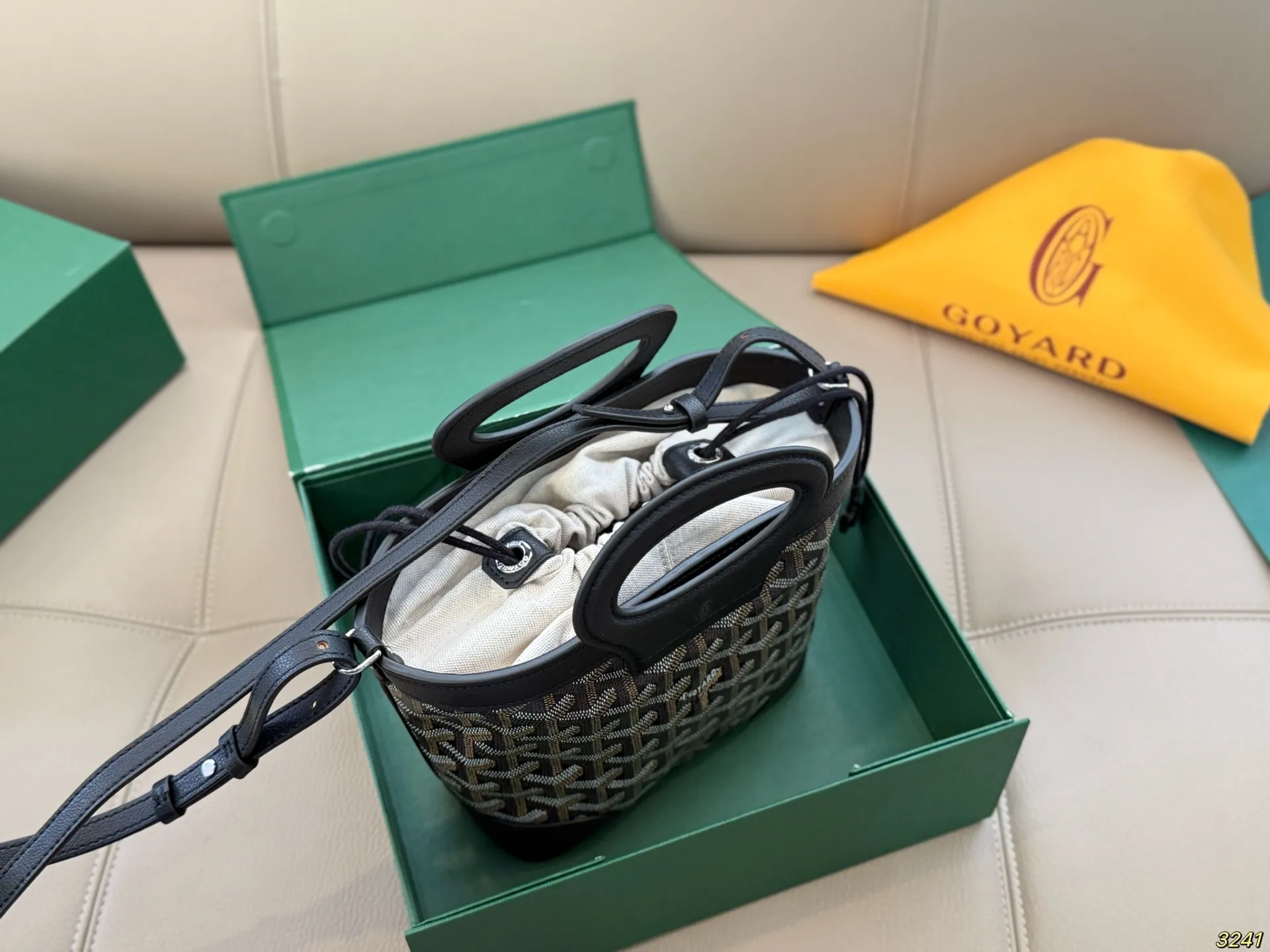 ¥165折叠盒 Goyard戈雅 mini菜篮子 beluga 新款Mini beluga 圆环小水桶小菜篮子 半个手机的自重 超Q的外貌 不可小觑的容量 完美~ 尺寸19 16