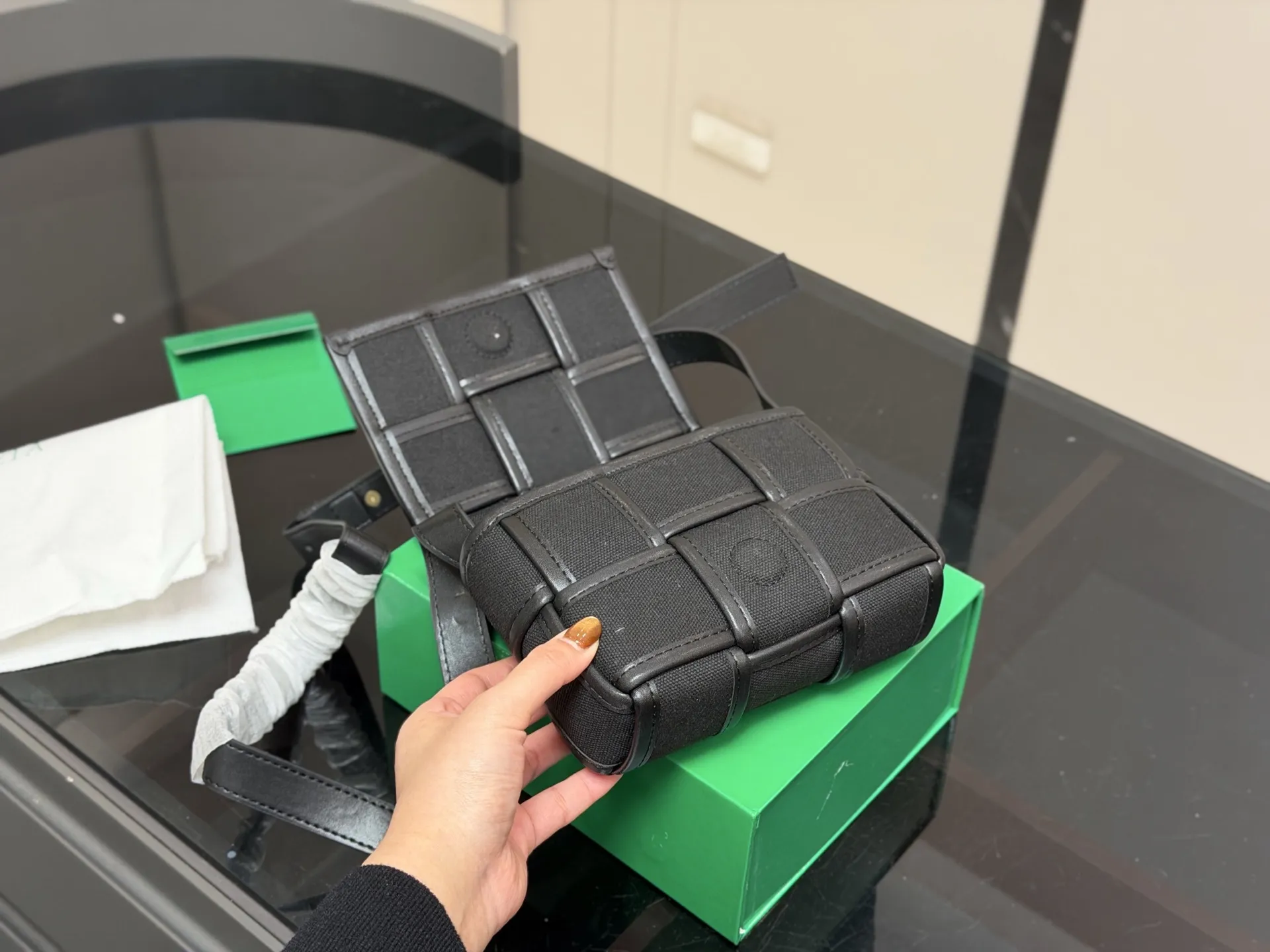 &yen;120 配盒 size：16.12cm Bv 新品手袋 CASSETTE手袋 真滴很高级！ 被吹爆的小可爱！