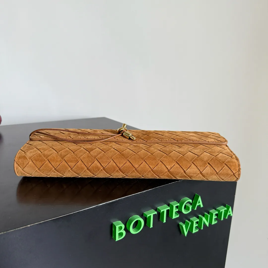 BV Andiamo晚宴手包,又被狠狠种草啦~经济下行的年代设计师审美又回来了,一眼爱上 爱不释手的那种 啧~嘎嘎美 气场十足 造型和质感都十分抗比,自重轻容量足, 时尚人士必备 适合多种场合,极简 ,高级轻奢 款号:741511 尺寸:31*13*3cm p870