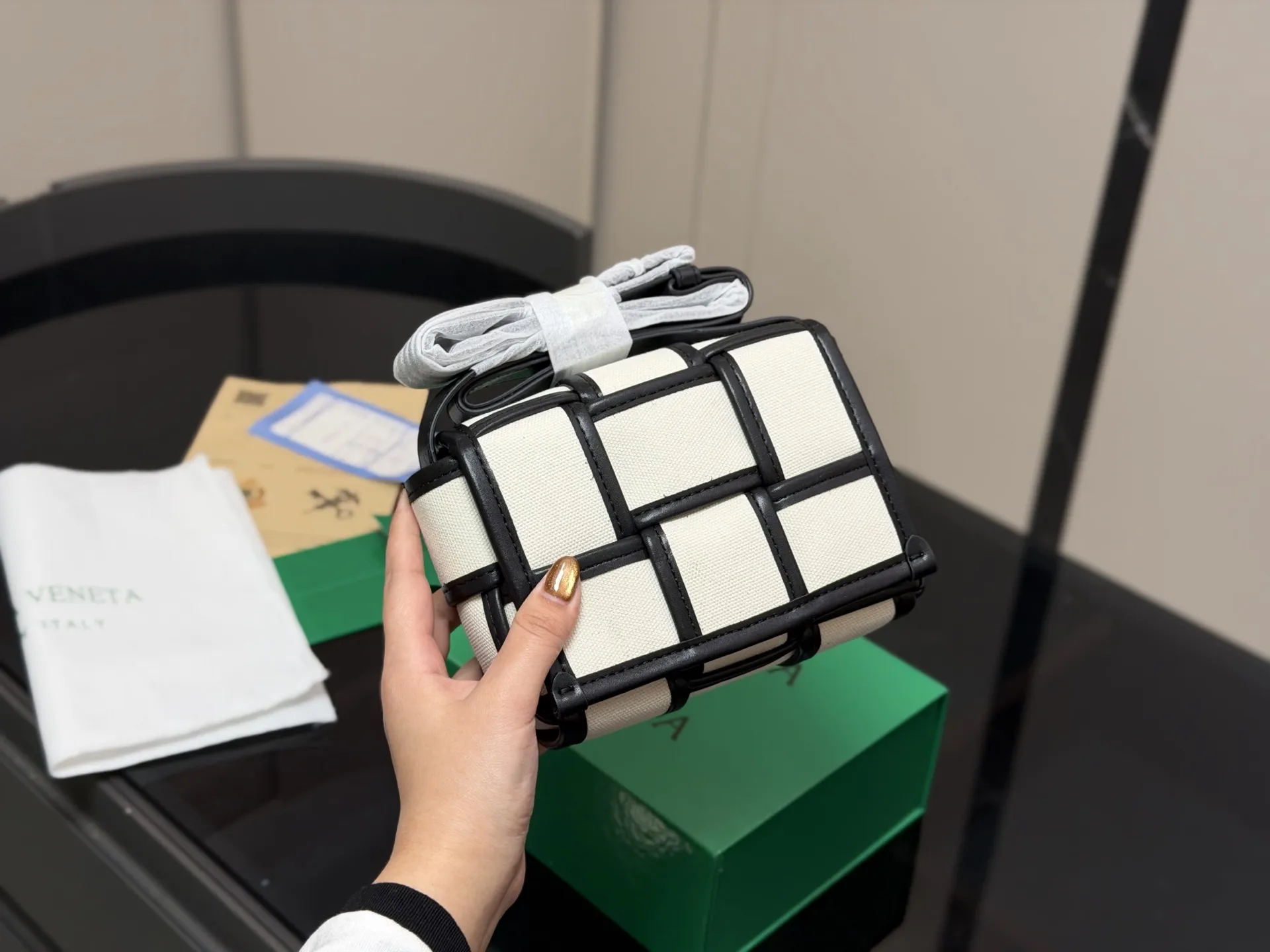 ¥120 配盒 size:16.12cm Bv 新品手袋 CASSETTE手袋 真滴很高级! 被吹爆的小可爱!