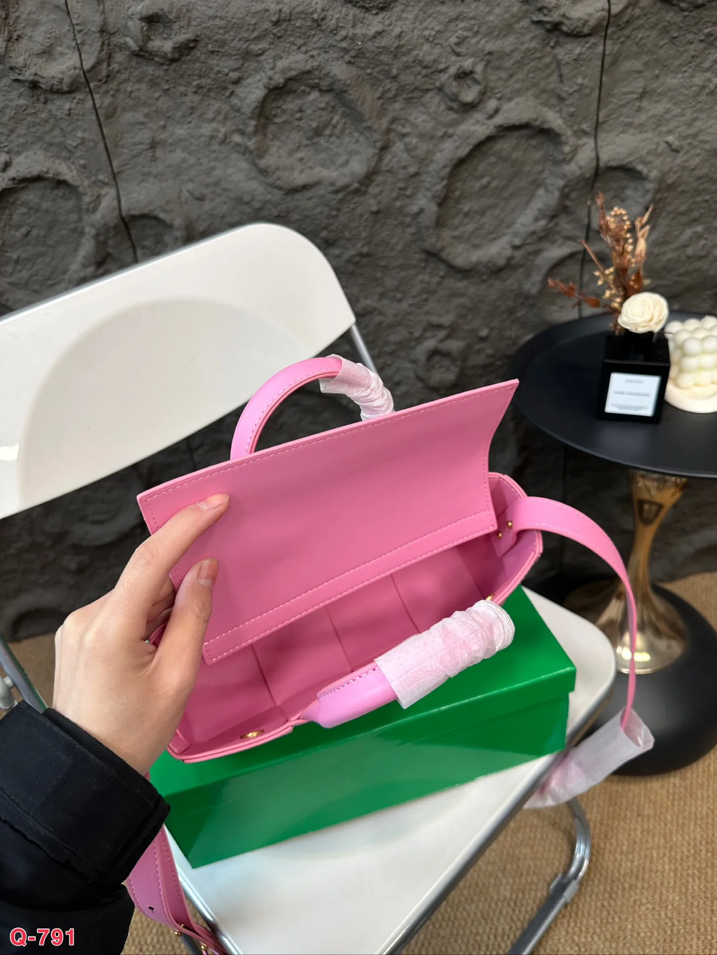 💰140 配礼盒 BV编织购物袋新款托特手袋 Bottega Veneta 春夏新款购物袋。实物非常美，很飒！ 自重非常非常轻！！通勤完全无压力！！ 总之一切刚刚好！ 尺寸25.13cm