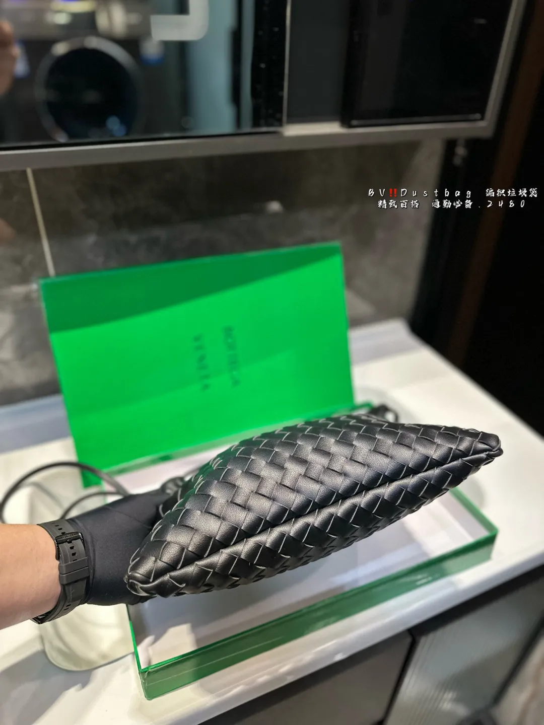 ❤️P140(礼盒包装)❤️ BV Dustbag 编织垃圾袋 这只编织垃圾袋真的是今年新款的最爱了 肩带可以调节,单肩斜挎都可 最重要的是,真的很实用!! 打工人实名爱了,真的好好背⚠️尺寸30.22