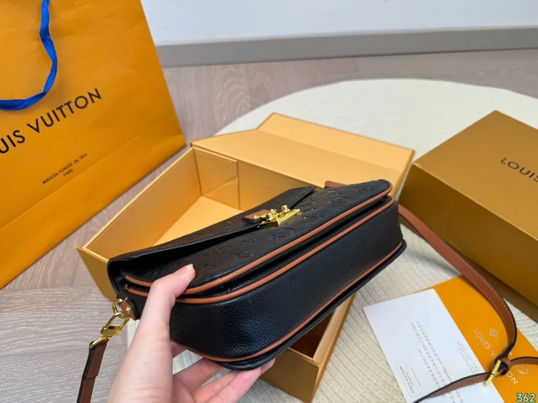 ¥135折叠盒 LV 邮差包斜挎包 设计有复古的颜值 好看百搭 休闲又不失优雅 简直美翻了 尺寸:24 18