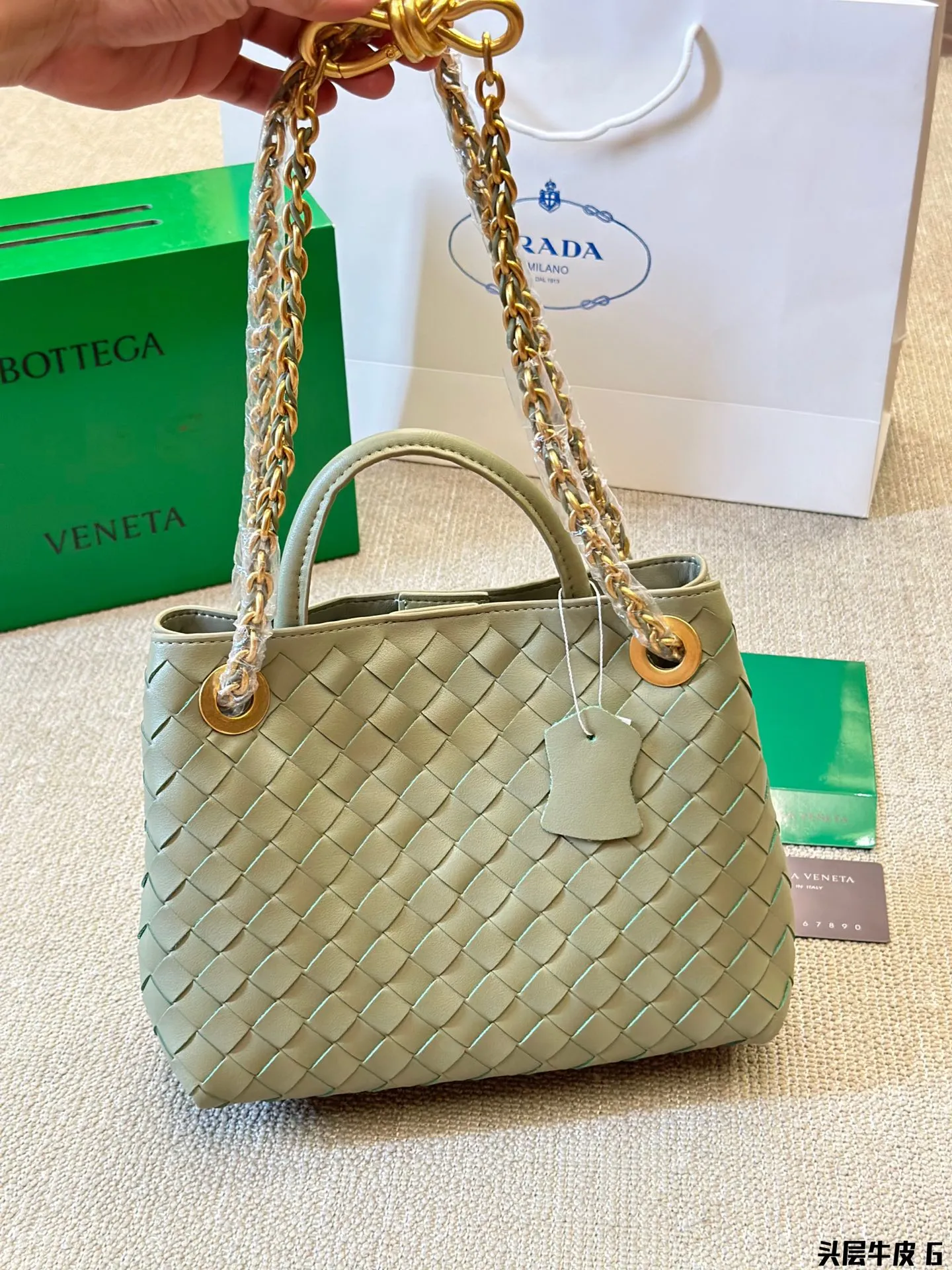 头层牛皮 p250 Bottega veneta Bv高级 Cassette手袋 编织托特包 新款，简洁的线条，柔软的包身，并且相当实用，街头巷尾它的身影无处不在，牛皮🐂 也成为经典款IT bag之一 万众追，这款包一出就风靡全球 流行，如今粉丝群依然很强大，因为它实在太衬托气质了，包再多也要给自己留一个！尺寸：28 22cm