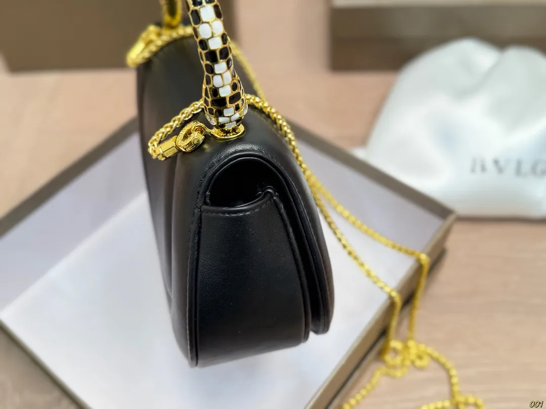 ¥140配盒 宝格丽BVLGARI|七夕,把爱“握”在手心🐍❤️ 今年七夕,宝格丽用一只包写满浪漫情书!Serpenti Cuore 1968手提包,堪称“包界丘比特”—— ✨ 半颗心形包身 + 半颗珐琅灵蛇手柄 =一整颗怦然心动的爱心! 灵感源自1968年传奇珠宝腕表,复刻中古美学,却把甜蜜玩出新高度。 尺寸19 14