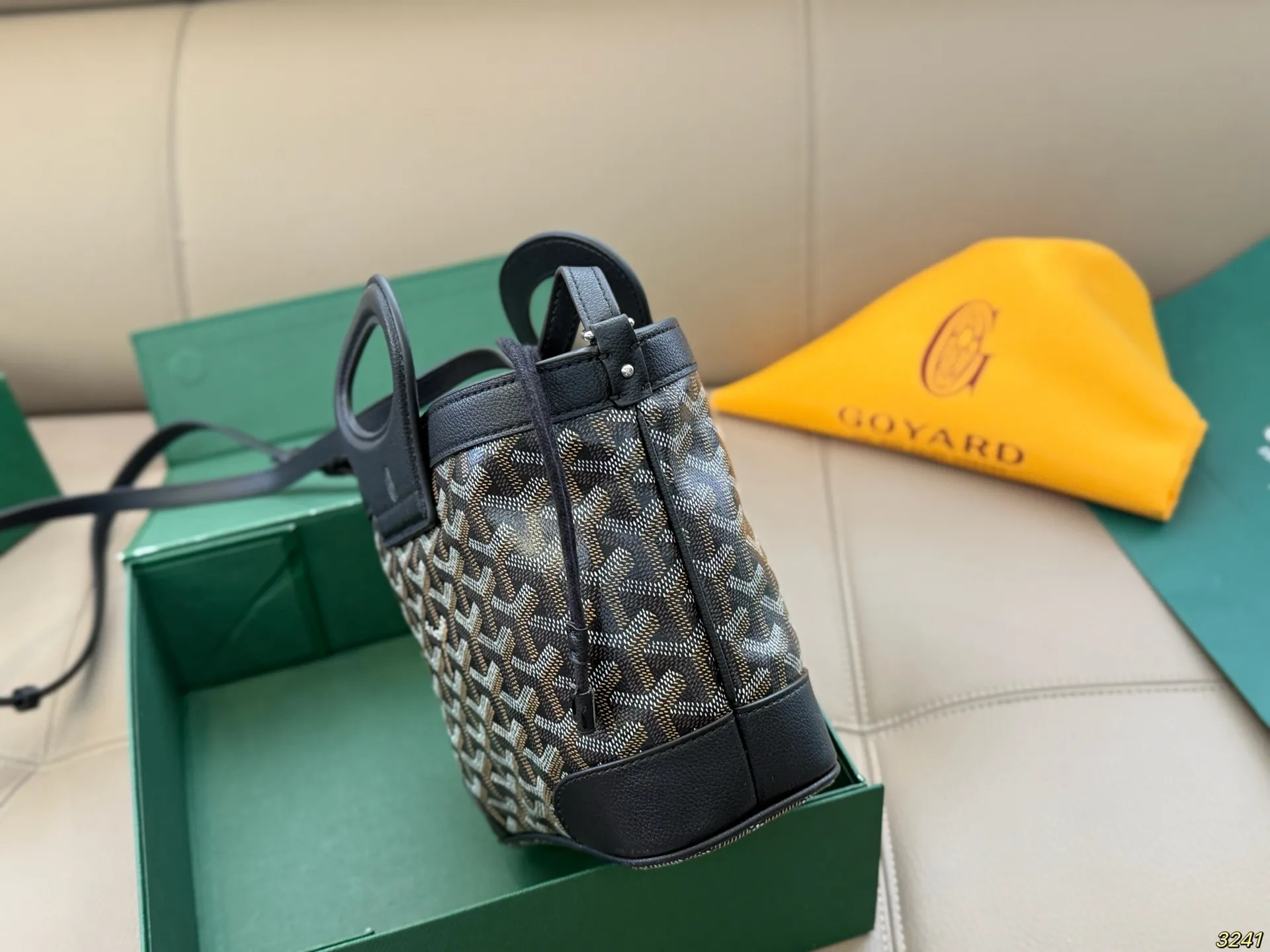 ¥165折叠盒 Goyard戈雅 mini菜篮子 beluga 新款Mini beluga 圆环小水桶小菜篮子 半个手机的自重 超Q的外貌 不可小觑的容量 完美~ 尺寸19 16