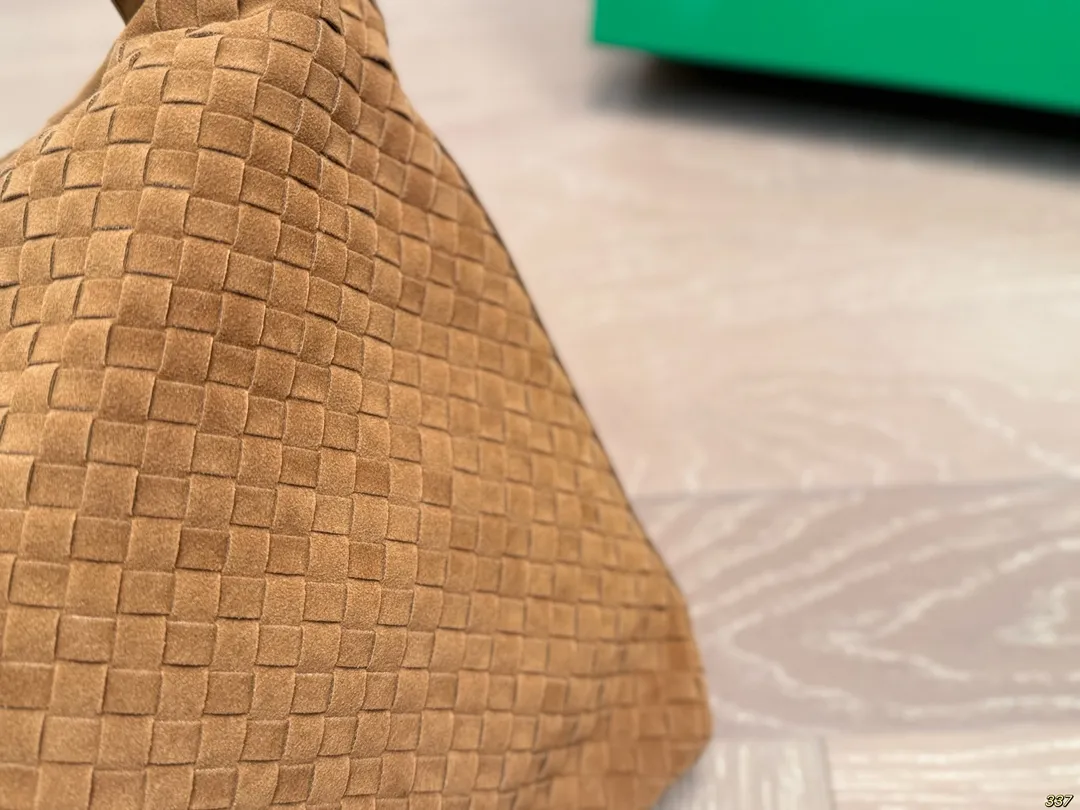 &yen;175配盒 BV 新款系列编织腋下包 精致手工编织设计 兼具美貌与性价比 时髦与休闲的完美碰撞！ 百搭大气，低调又奢华的一款单品！ 尺寸33 24