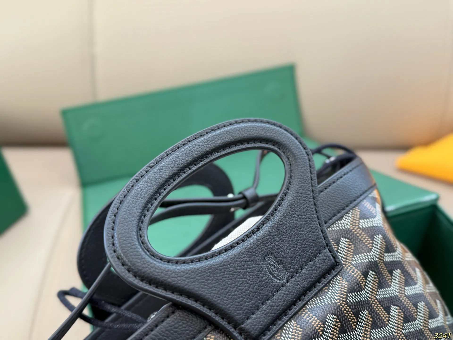 ¥165折叠盒 Goyard戈雅 mini菜篮子 beluga 新款Mini beluga 圆环小水桶小菜篮子 半个手机的自重 超Q的外貌 不可小觑的容量 完美~ 尺寸19 16