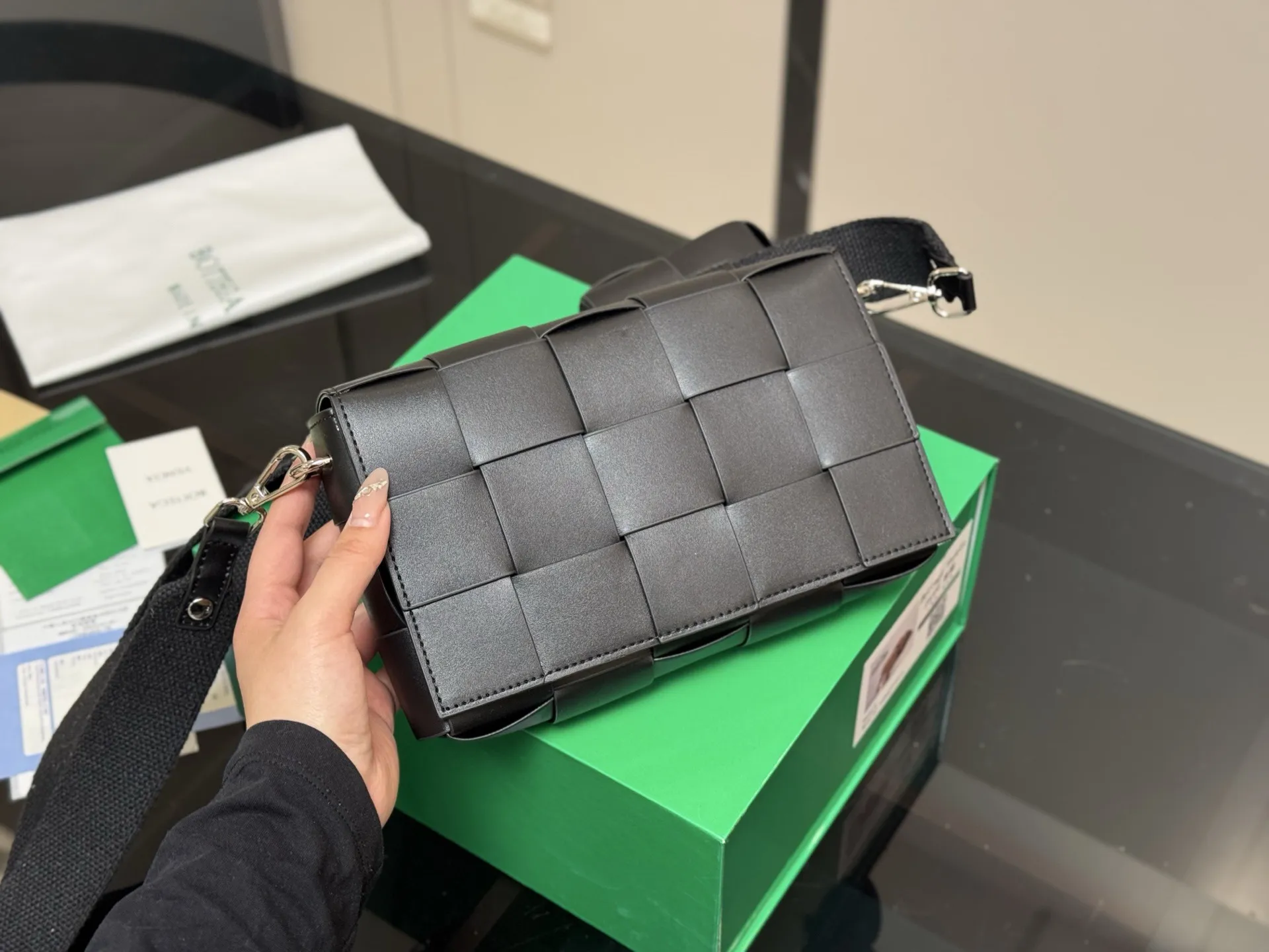 ¥145 配盒 size:22*14cm Bottega Veneta cassette Bv I豆腐包! 海绵宝宝! 细腻〰️光滑〰️ 最重要是整个包的蓬度, 每个方块必须做到圆润又饱满才算合格!