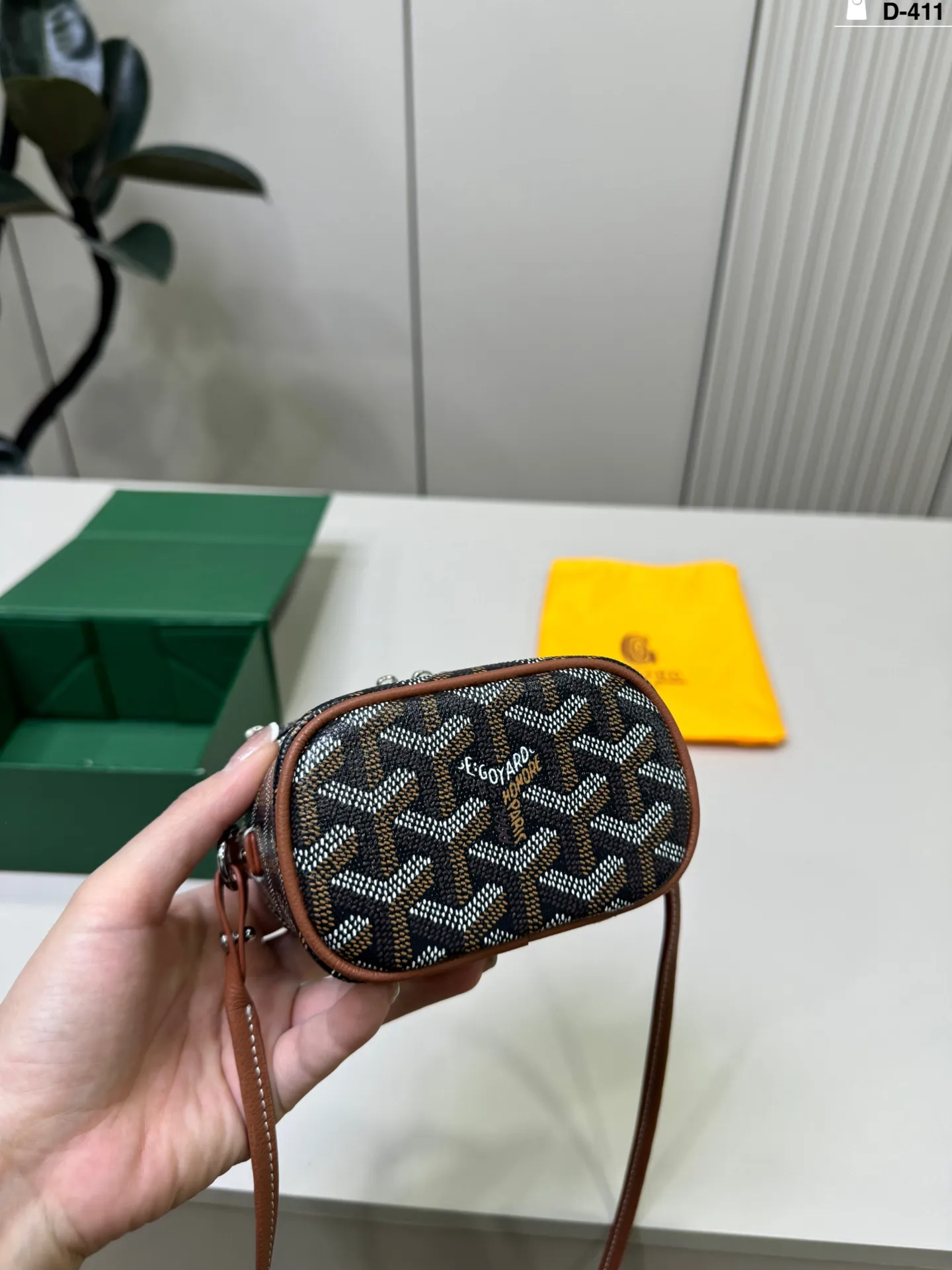 💰p160 D-411尺寸12&times;7折叠盒 Goyard戈雅 Muse Nano 盒子包 迷你尺寸，日常出街超方便。可拆卸肩带，手提，斜挎都OK，灵活百搭!Nano系列小巧轻盈，亮色设计点亮穿搭，秋冬深色系也能轻松驾驭，实用又时髦，是Goyard热门单品之一