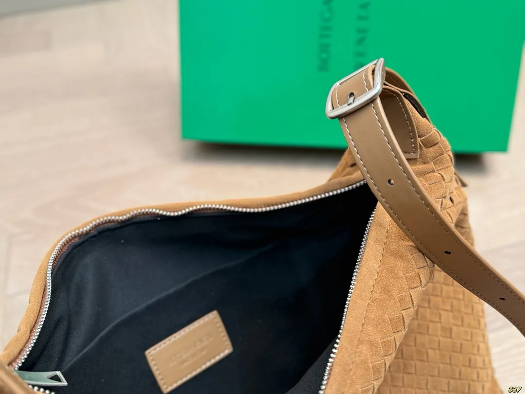 ¥175配盒 BV 新款系列编织腋下包 精致手工编织设计 兼具美貌与性价比 时髦与休闲的完美碰撞! 百搭大气,低调又奢华的一款单品! 尺寸33 24