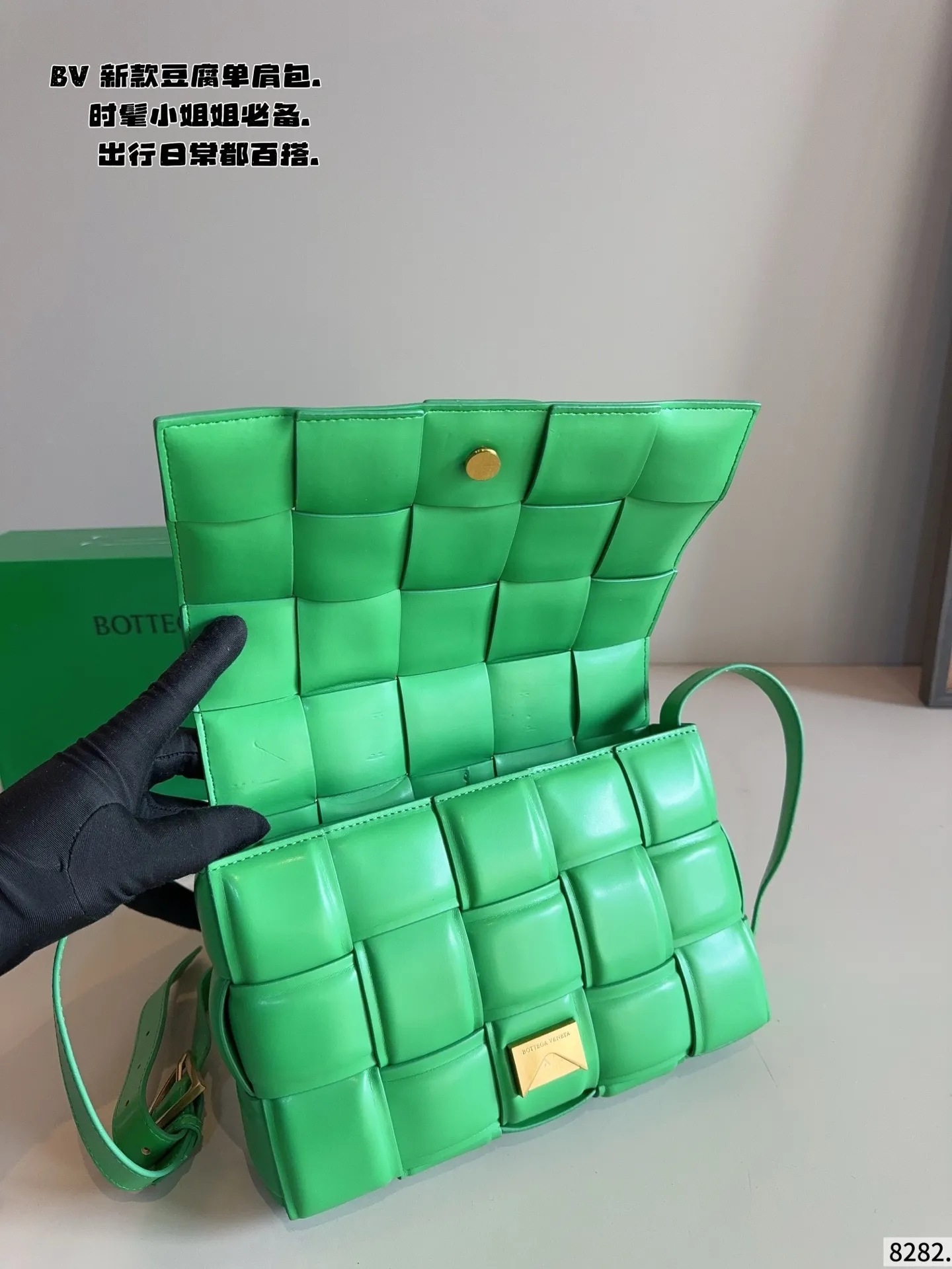 p190配礼盒🎁. 秋冬适配度一百昏!bv cas sette豆腐包斜挎 bv cas sette小羊皮卡带包枕头包斜挎包 天气一冷很喜欢软乎乎胖墩墩存在感很强的包包, 收起小废包,秋冬就是枕头包的主场! 枕头包的代表包包——bv cas sette尺寸:27*7*17cm