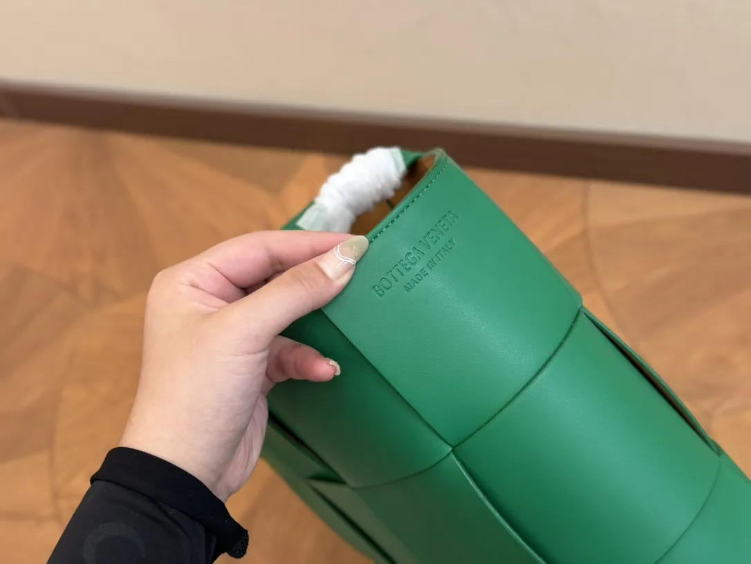 &yen;145 size：37.18cm bv 编织购物袋 它是这一季中性价比➕实用性最棒的一只包包！ 内置拉链小包！ 容量非常OK