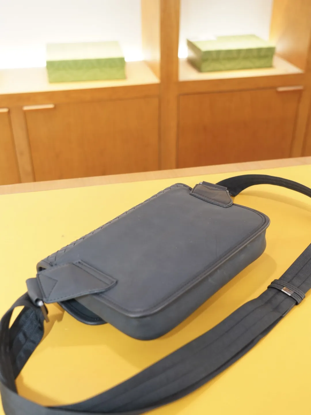 P120 🇮🇹 葆蝶家 官网同步 高版本 斜挎单肩腰包 永恒不过时的标志性产品 纯原单小牛皮 顶级五金制作 非市面普通版本 今年BV最爱的款式 全部实拍 实用性非常高 完全不用担心穿搭【规格：25x17x4】