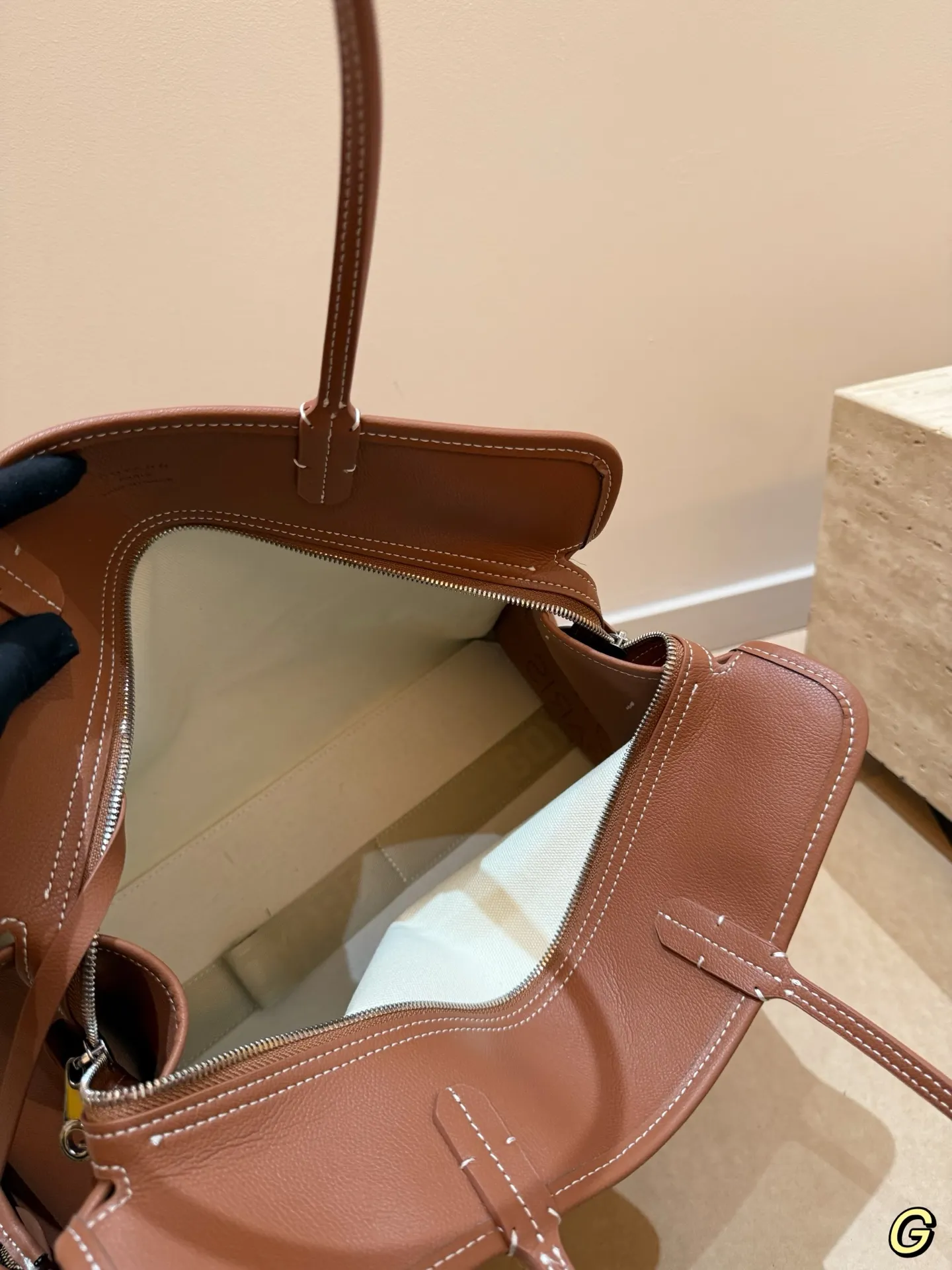 P180 无盒 size:40*30cm goyard 戈雅hardy 出差神包! 非常能装也很耐脏哦! 如果要挑一支大包装下我的全世界那就是goyard hardy 了 非常的能装, 笔记本电脑上完全没有问题 tote能装下的她都可以~