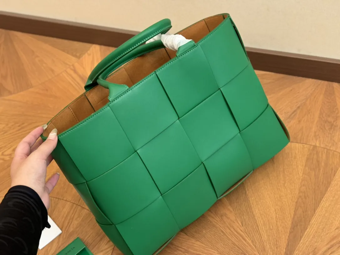 &yen;145 size：37.18cm bv 编织购物袋 它是这一季中性价比➕实用性最棒的一只包包！ 内置拉链小包！ 容量非常OK