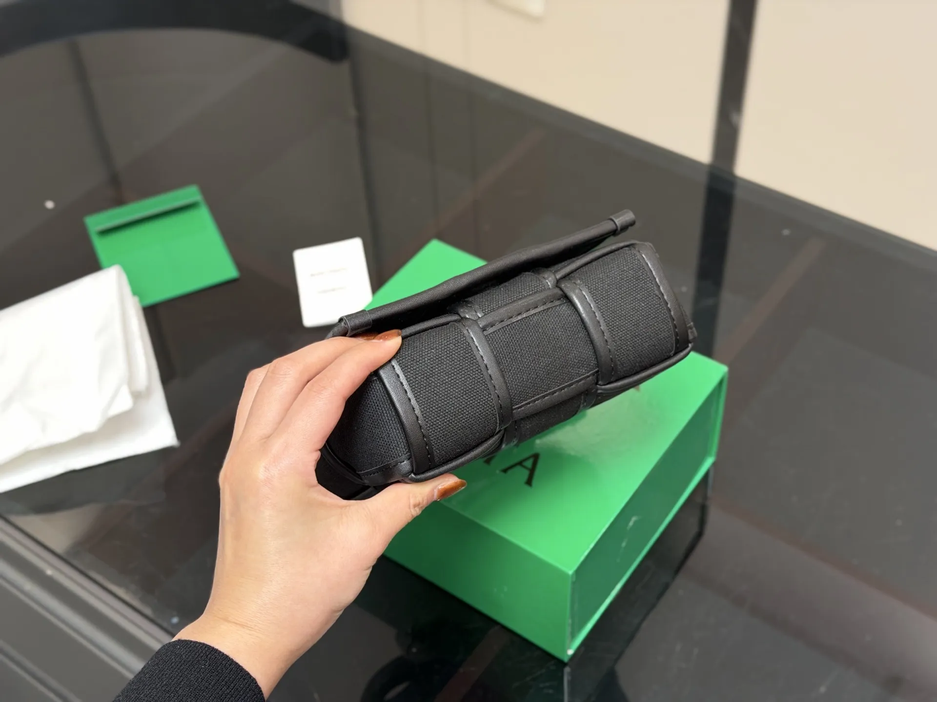 &yen;120 配盒 size：16.12cm Bv 新品手袋 CASSETTE手袋 真滴很高级！ 被吹爆的小可爱！