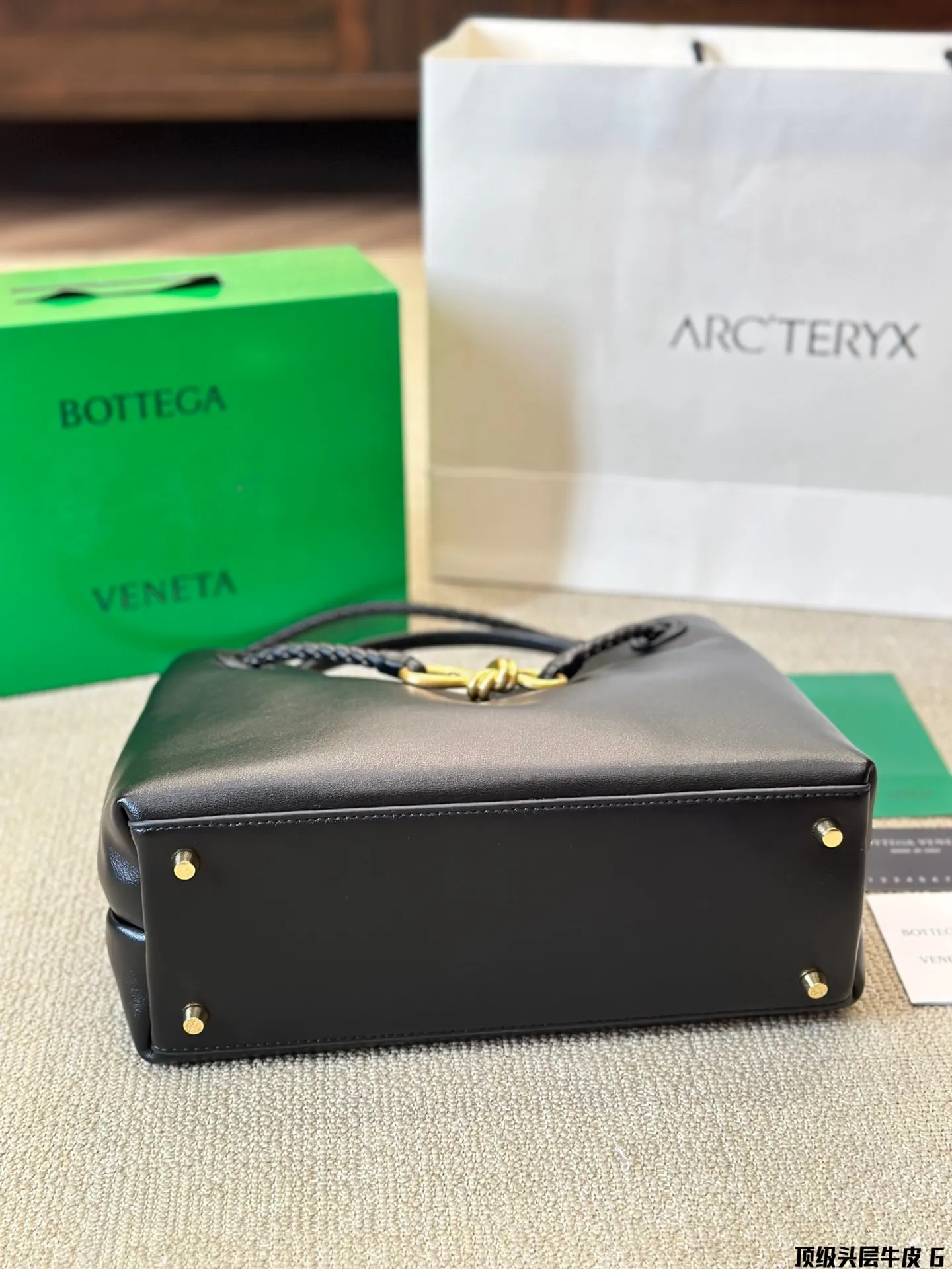 顶级原单 头层皮 p250 BV Chadstone & Andiamo 终于出素面牛皮了 一直以编制艺术出名的BV居然大胆地开始尝试素面 Andiamo了四皮质是经过精心挑选的荷兰小牛皮,触感不夸张的说,真的和婴儿的肌肤一样细腻。不同以往的Andiamo, Bv这次将编制艺术藏在了包包里面,打开包包的时候,才能看到母中号 Andiamo 包有多实用不需要多说了吧,送礼自用都是很好的选择哦 尺寸30 25cm