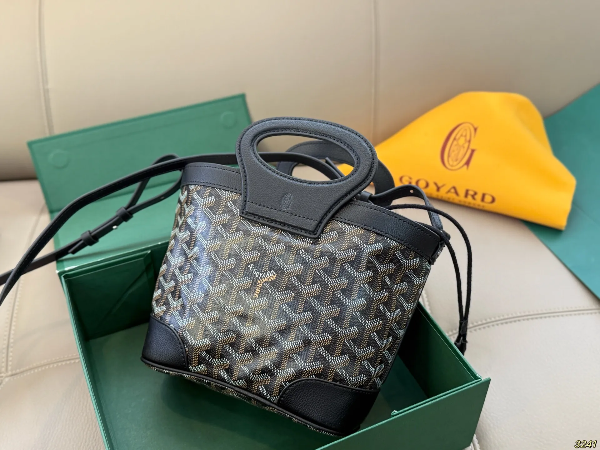 ¥165折叠盒 Goyard戈雅 mini菜篮子 beluga 新款Mini beluga 圆环小水桶小菜篮子 半个手机的自重 超Q的外貌 不可小觑的容量 完美~ 尺寸19 16