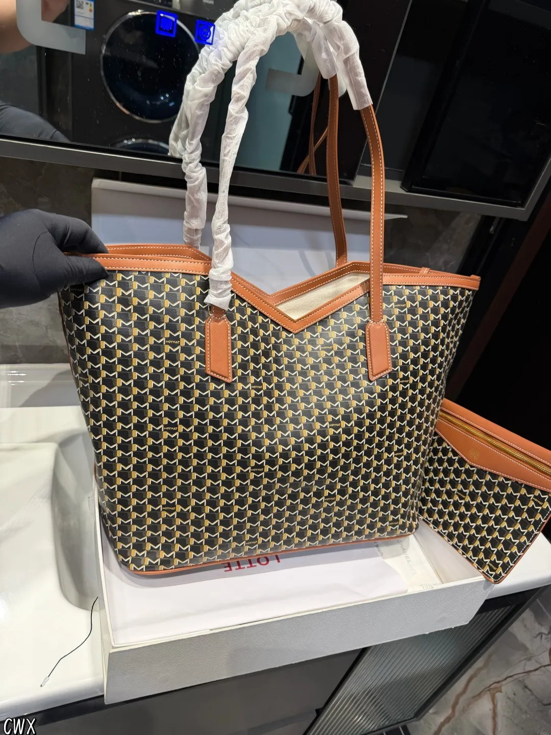 ❤️P225P215P205(礼盒包装)❤️ Moynat全新推出ーM Canvas 重磅推出全新系列 黑白M帆布新品NEw 创新贝母涂层 珍珠般的光泽感 通勤/出街/旅行/出差 都能满足 尺寸大37 27中32 23小28 20cm