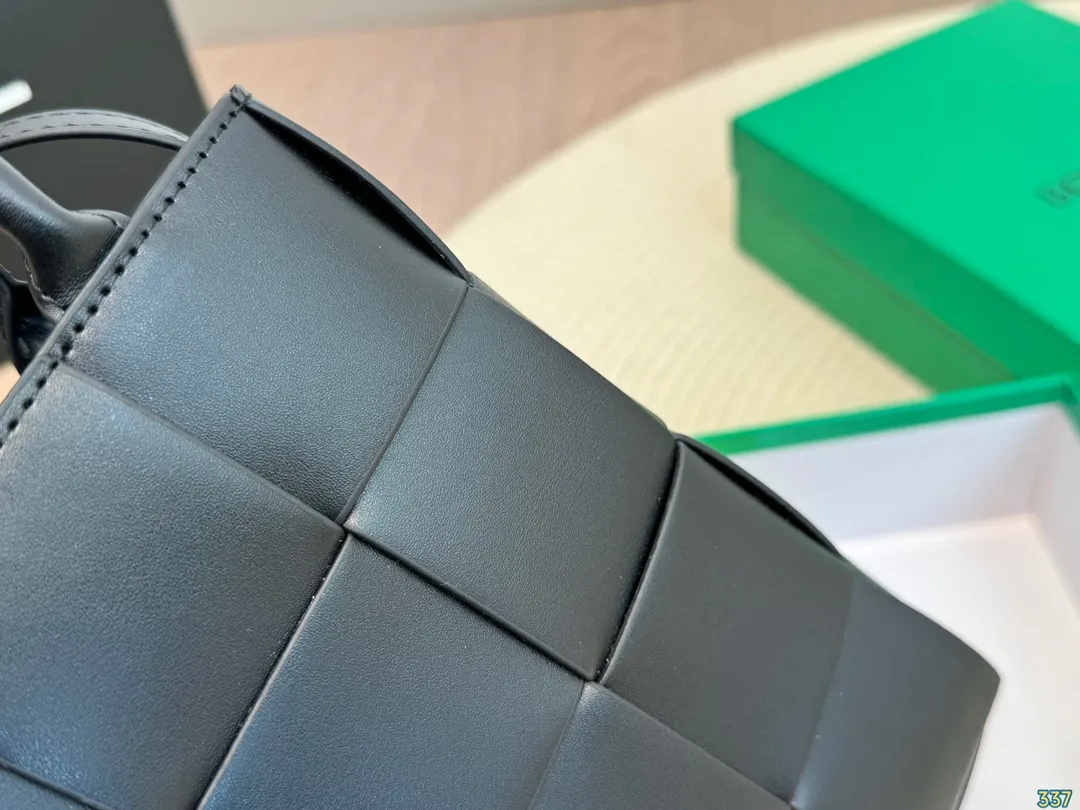 &yen;135配盒 BV编织包 搭配休闲风的穿搭 舒适又有活力 超级耐看 尺寸：16 22