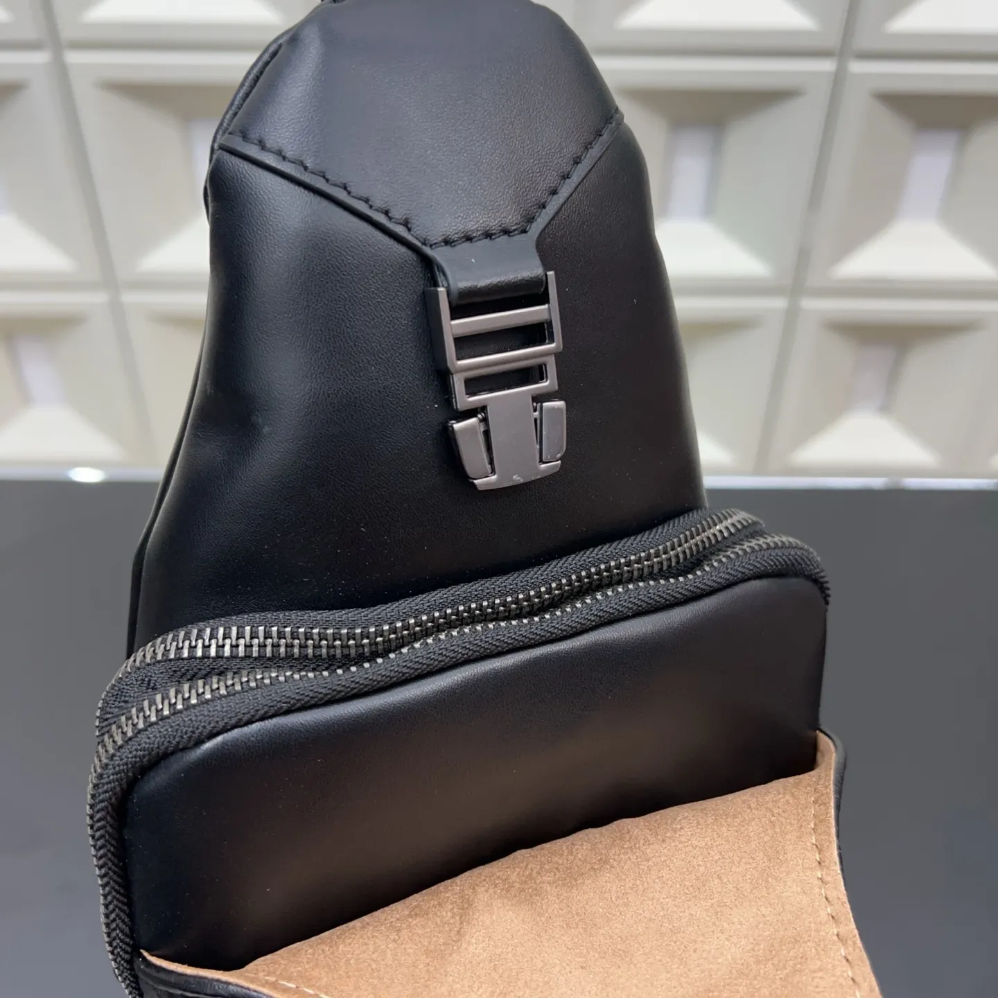 P125 Bottega Veneta 葆蝶家 BV手工编织男士胸包 单肩包 斜挎包 经典百搭 实物拍摄 原厂原版面料 配送防尘袋 礼盒 30 x 16 cm。