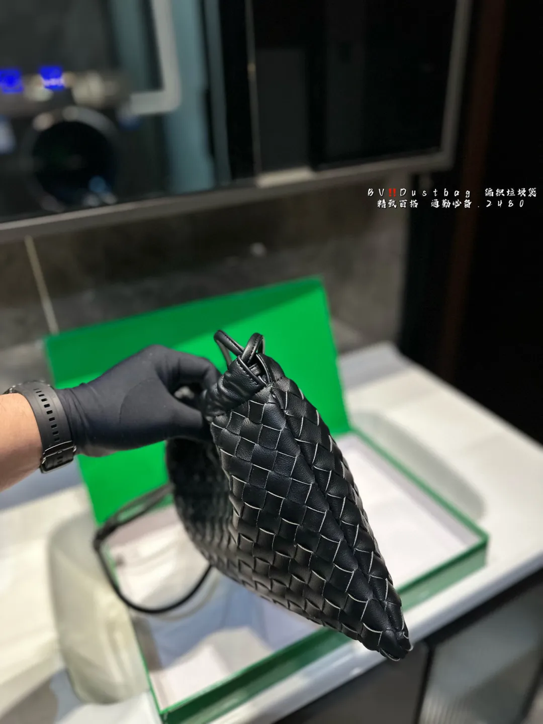 ❤️P140(礼盒包装)❤️ BV Dustbag 编织垃圾袋 这只编织垃圾袋真的是今年新款的最爱了 肩带可以调节,单肩斜挎都可 最重要的是,真的很实用!! 打工人实名爱了,真的好好背⚠️尺寸30.22