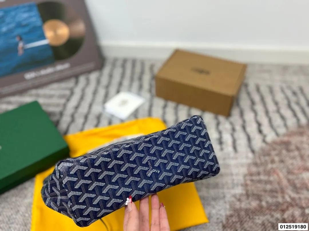 P130配礼盒⚠️尺寸31.30 戈雅腋下托特包 最火爆的狗牙购物袋 打工人的完美通勤包就是它 简直不要太好用！！ 容量大 自重超级无敌轻 包型挺拔不容易塌 耐造同时也很低调 简直就是打工人完美的通勤包包 不管是出差还是见客户都超级合适