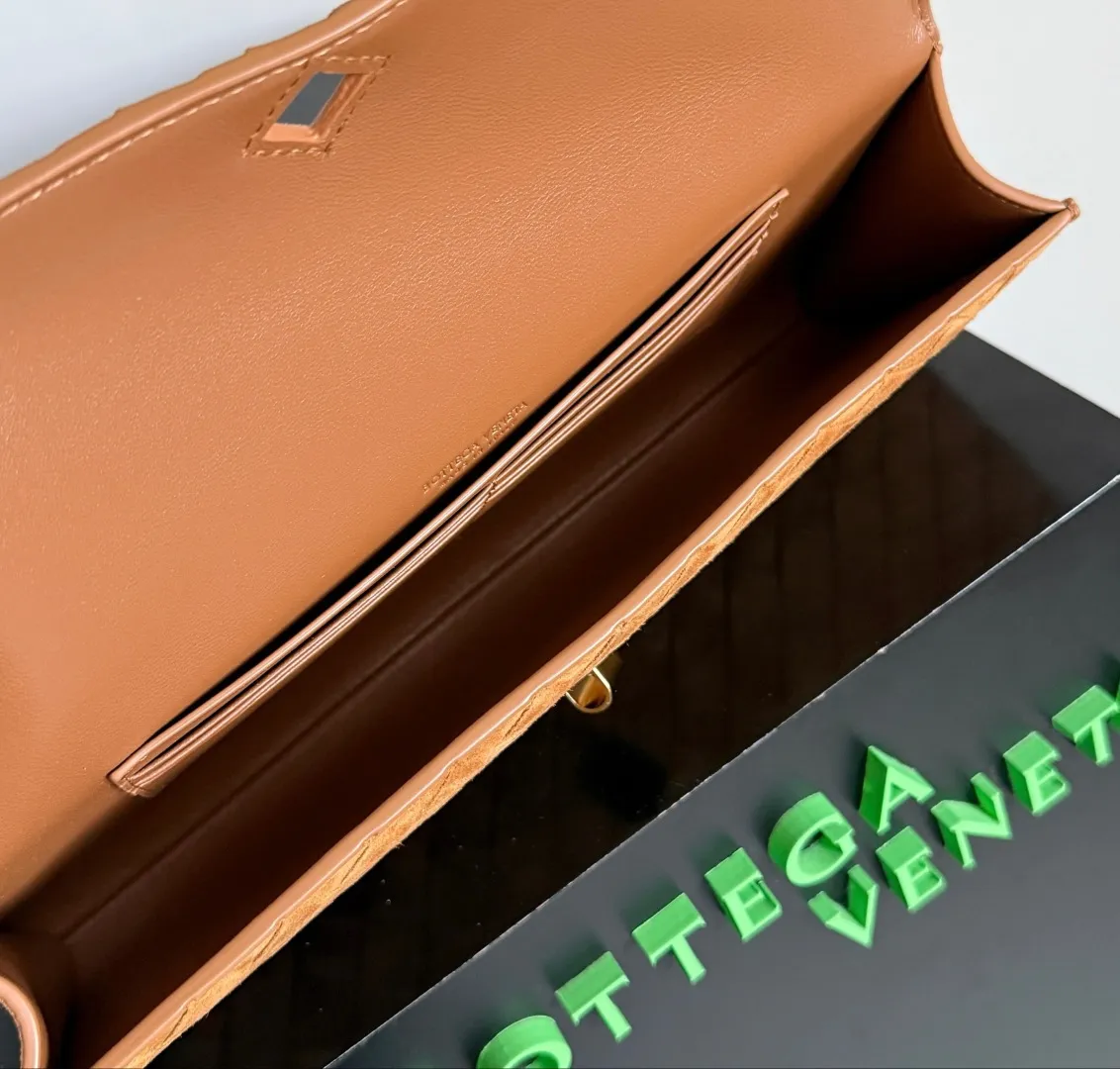 BV Andiamo晚宴手包，又被狠狠种草啦～经济下行的年代设计师审美又回来了，一眼爱上 爱不释手的那种 啧～嘎嘎美 气场十足 造型和质感都十分抗比，自重轻容量足， 时尚人士必备 适合多种场合，极简 ，高级轻奢 款号：741511 尺寸：31*13*3cm p870