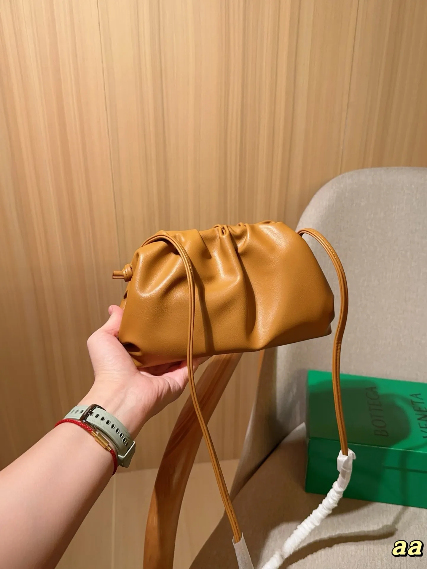 💰140 Bv葆蝶家 可可爱爱的云朵包~单肩 斜挎 手拿完全👌 尺寸:22×13×5 礼盒包装🎁